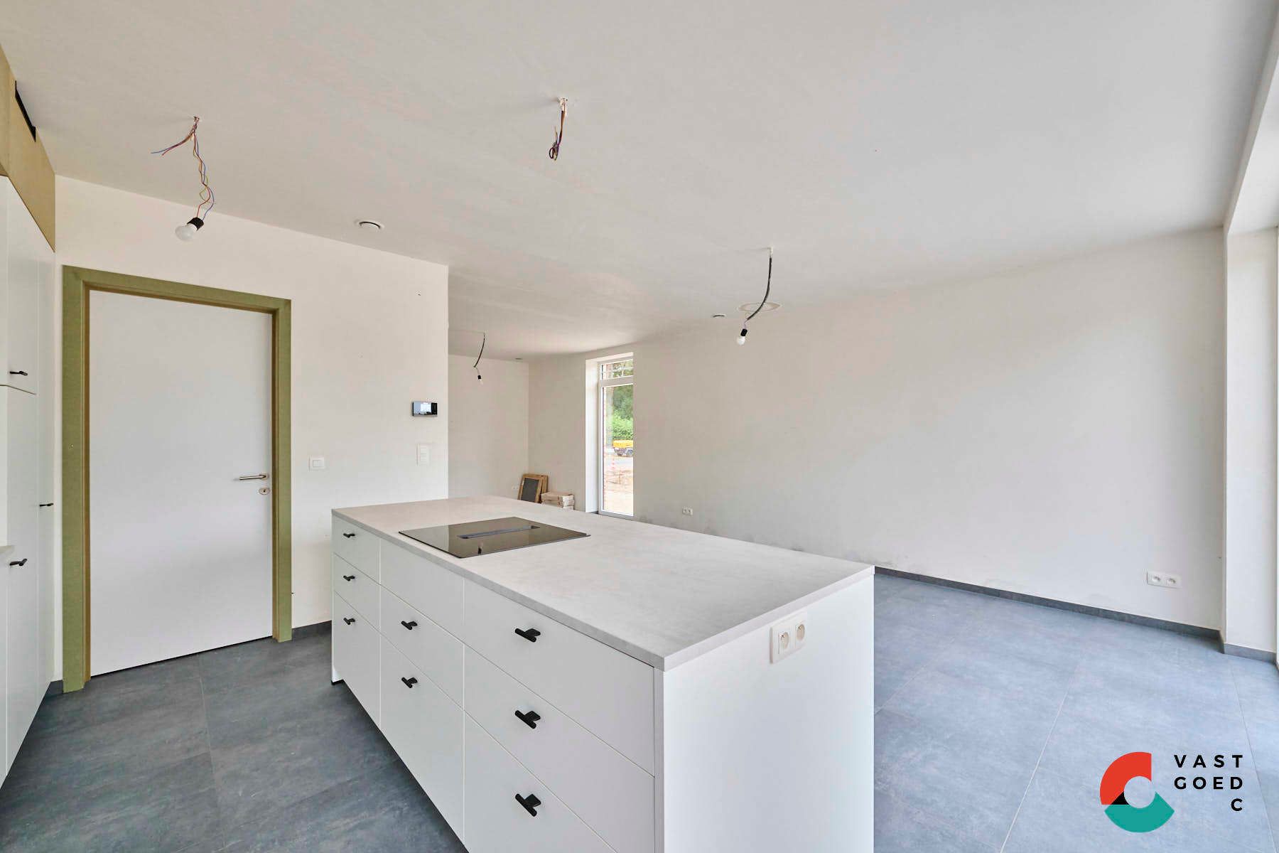 Nieuwbouwwoning in pastorijstijl met aangelegde tuin foto 4
