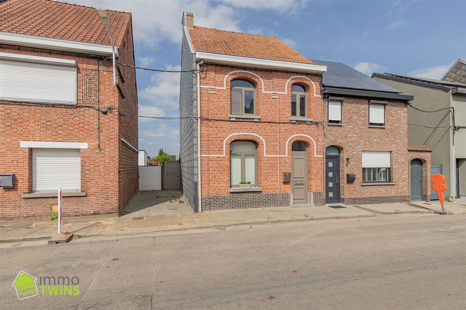 Halfopen gezinswoning met zonnige tuin te Hamme foto {{pictureIndex}}