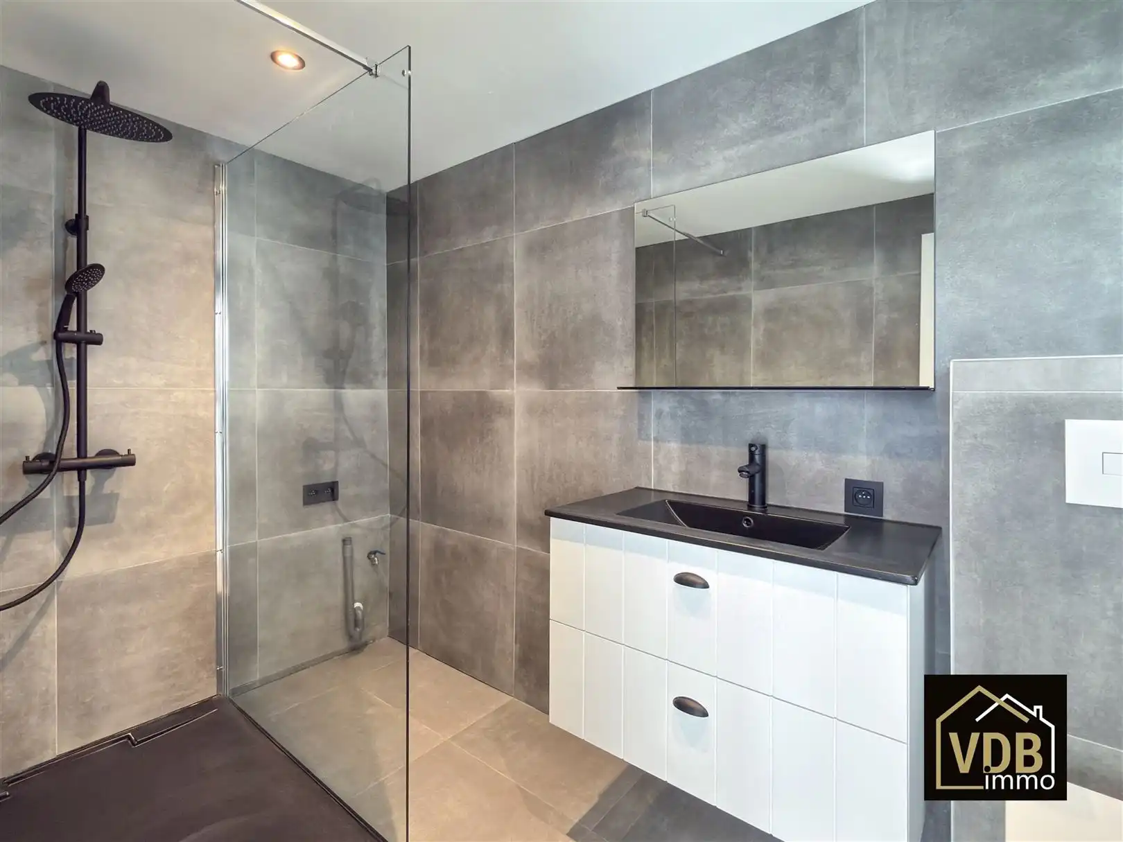 HALF OPEN BEBOUWING MET 4 SLAAPKAMERS EN GROTE GARAGE foto 22