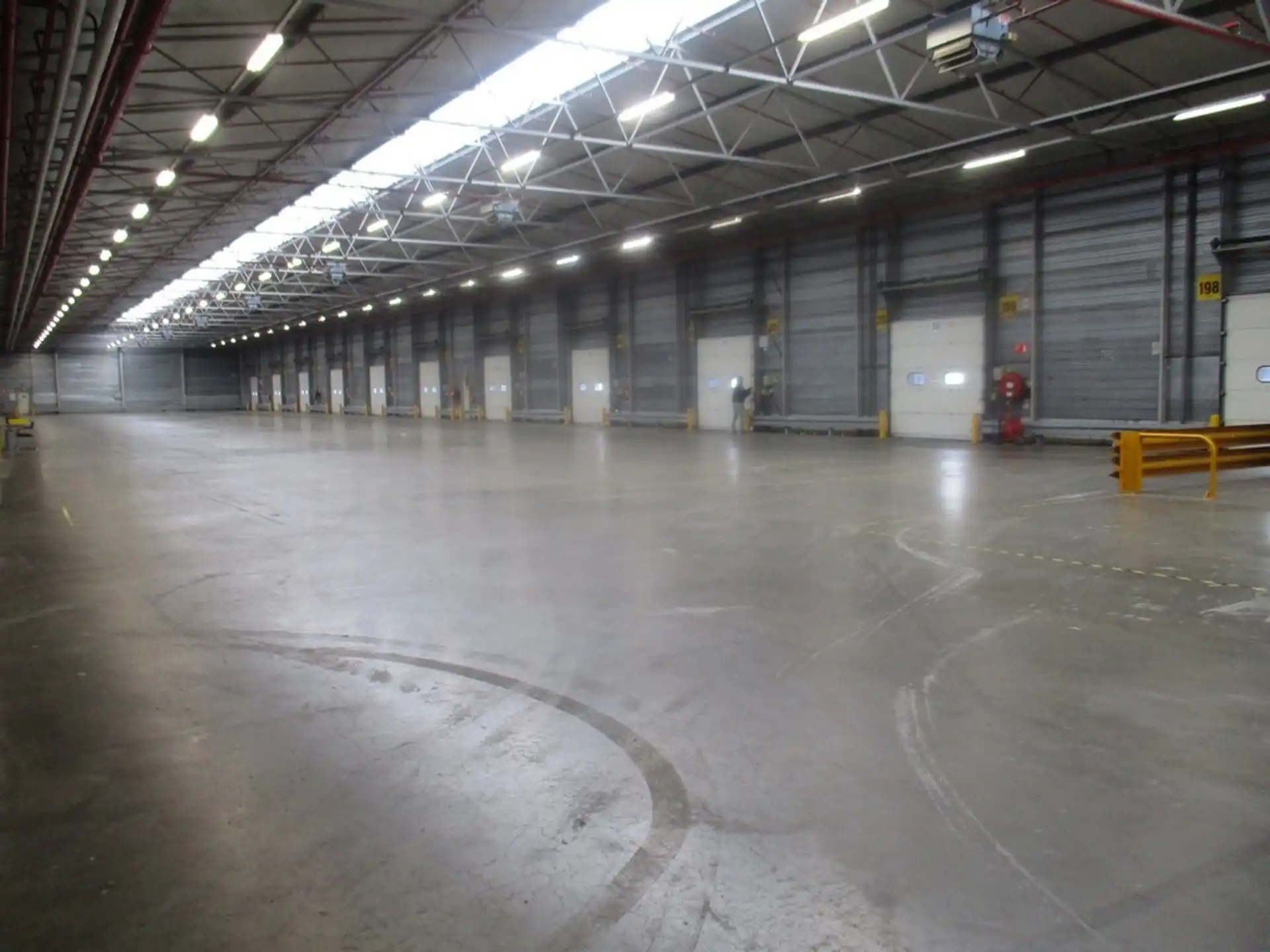 Genk: Logistieke nieuwbouw magazijnen en loskades met kantoren te huur foto 4