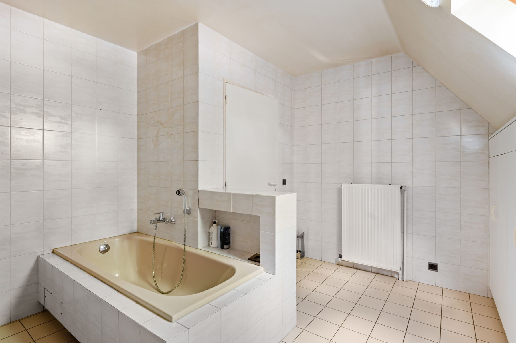 Ruime gezinswoning met bijgebouw en tuin op 694m2 grond foto 8