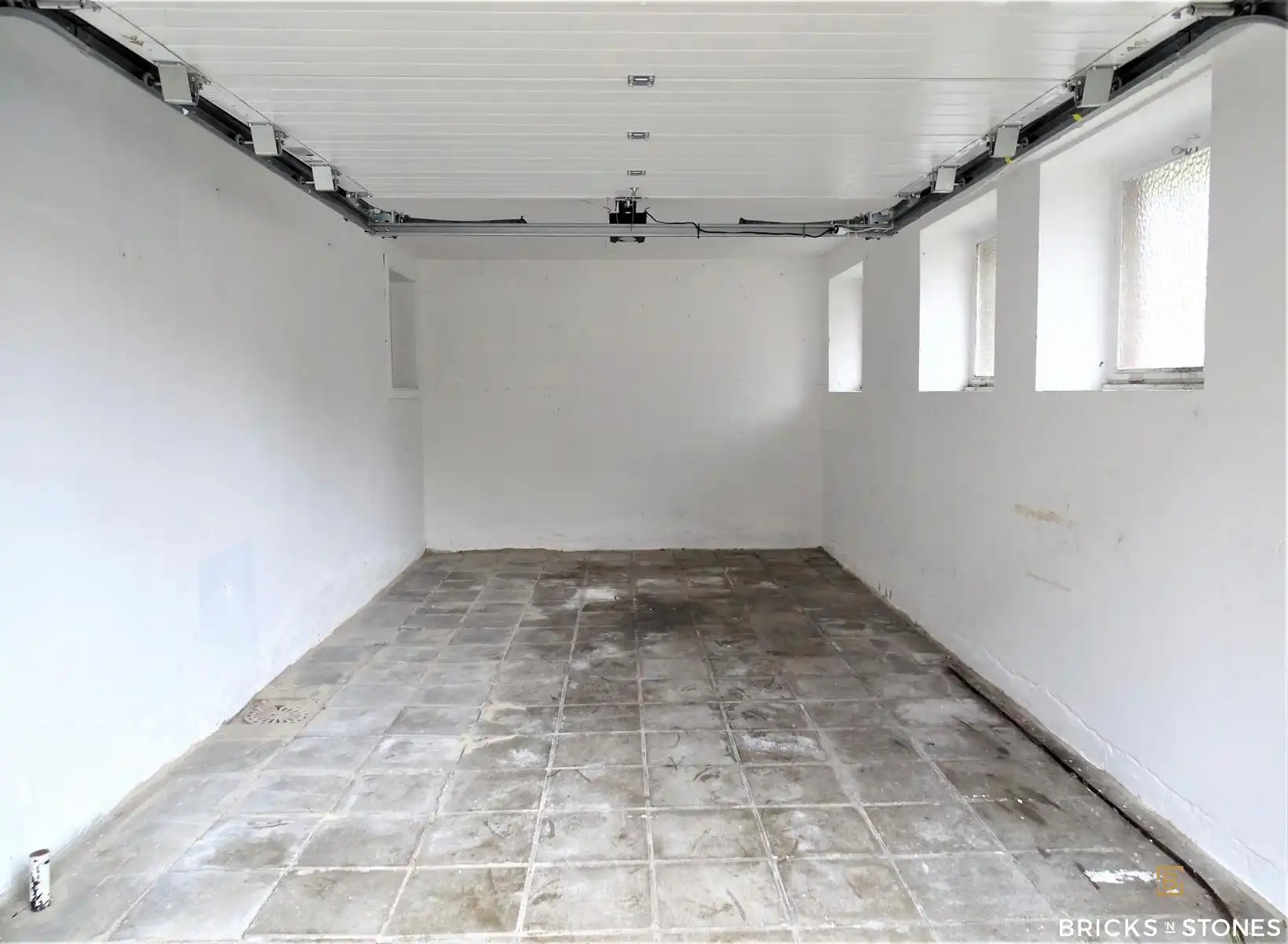 Ruime gesloten parkeerplaats  foto 2