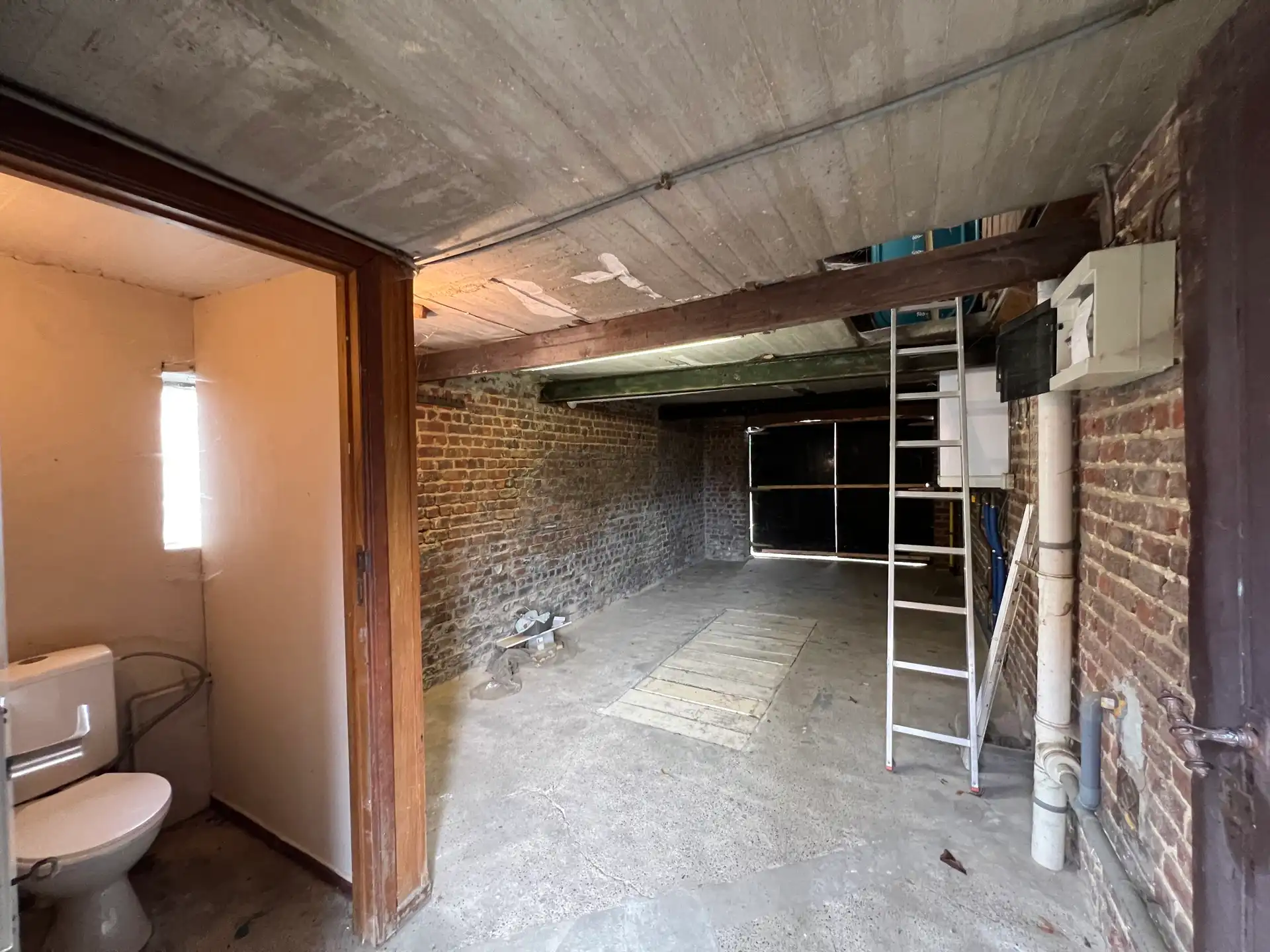 Fantastisch mooi en rustig gelegen te renoveren woning  foto 25