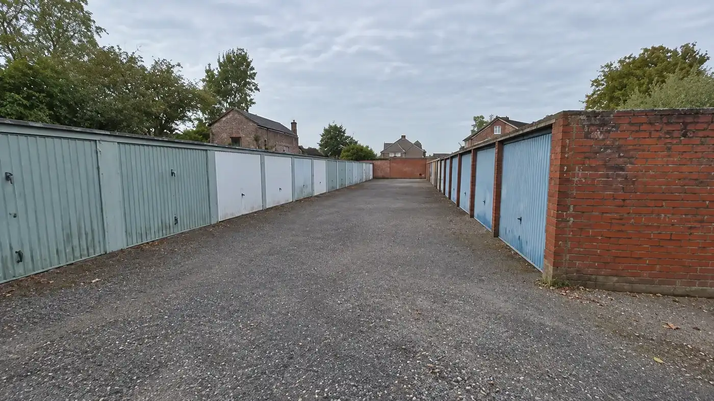 Bovengrondse garagebox nummer 13 te huur in de Camiel van de Busschestraat 9 te Brugge (Assebroek). foto 6
