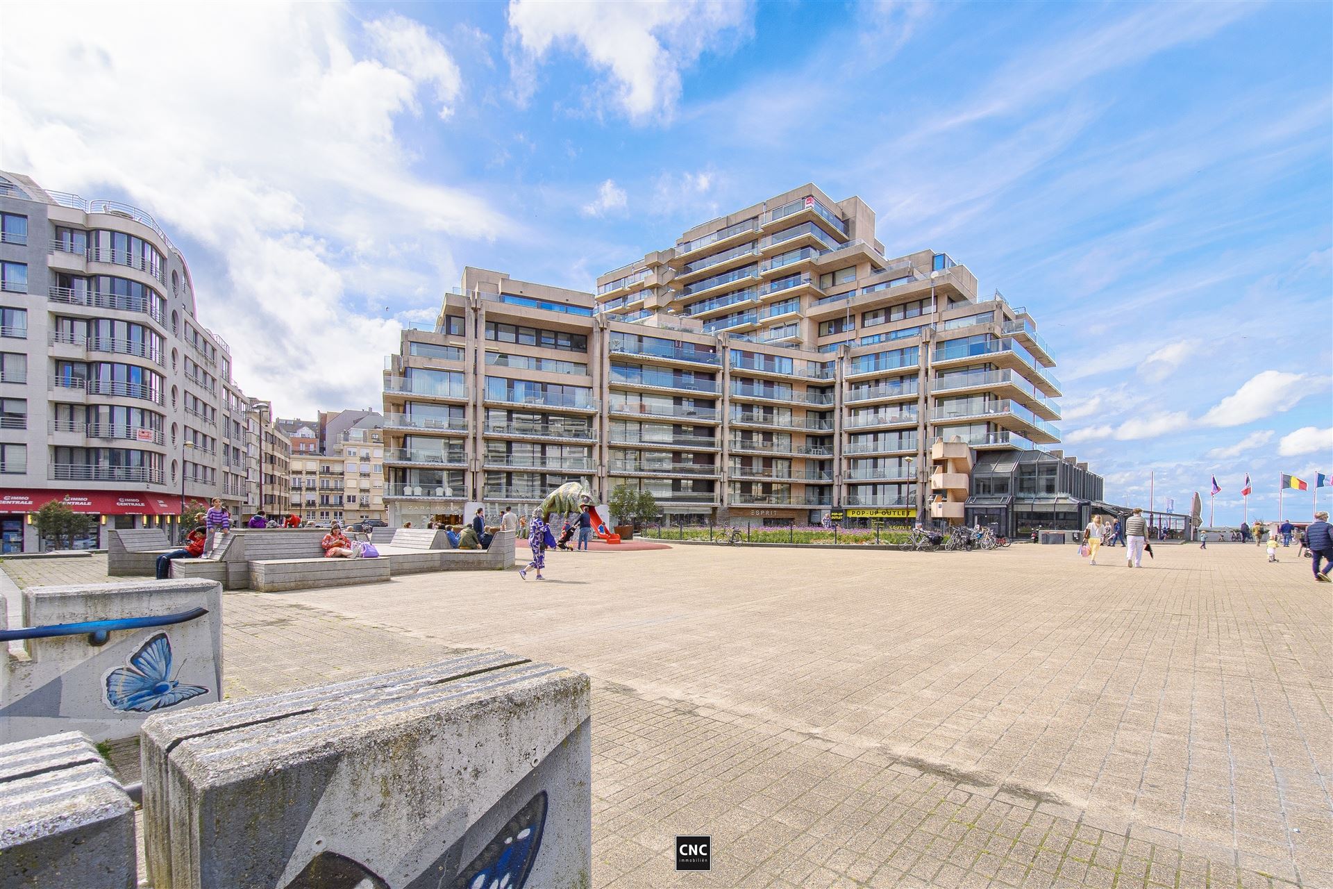 Charmante appartement gelegen in het bruisende centrum van Knokke, tegenover het Van Bunnenplein met zicht op zee foto 11