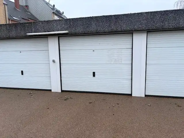 Gesloten garagebox op gelijkvloers complex - mét elektriciteit en verlichting foto 2