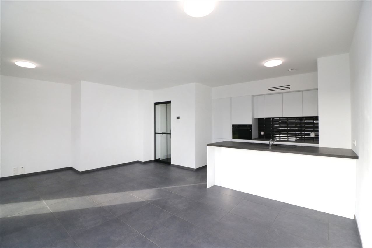 Zonnig appartement, zuidterras, twee slpk, autostaanplaats op gunstige locatie foto 2