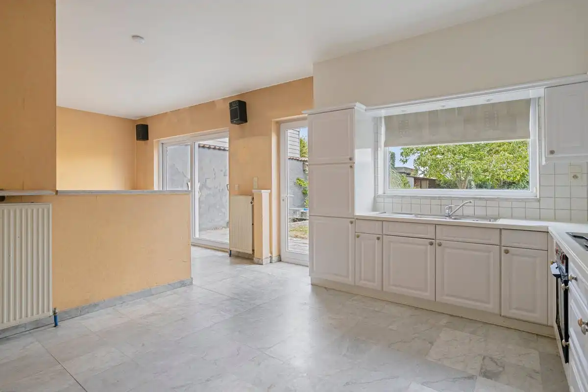 Ruime te renoveren gezinswoning op 588 m² te koop te Heule! foto 8