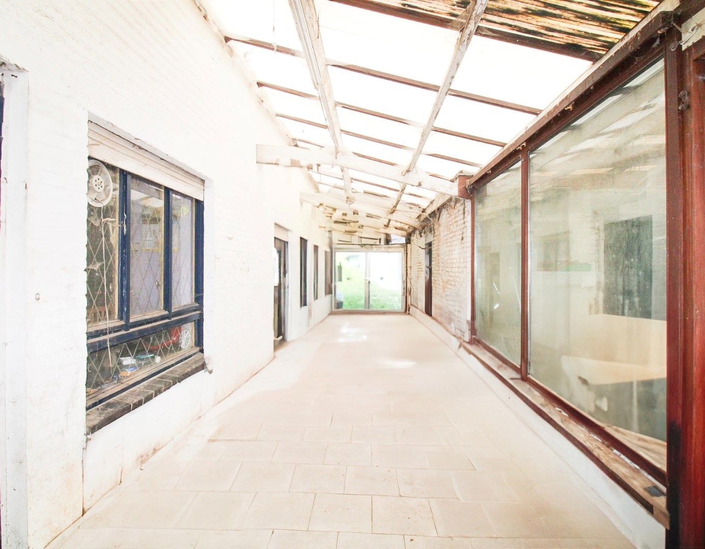 Unieke investeringskans: Halfopen bebouwing met garage, optie tot vijf slaapkamers en groot potentieel op toplocatie te koop in Waasmunster! foto 3