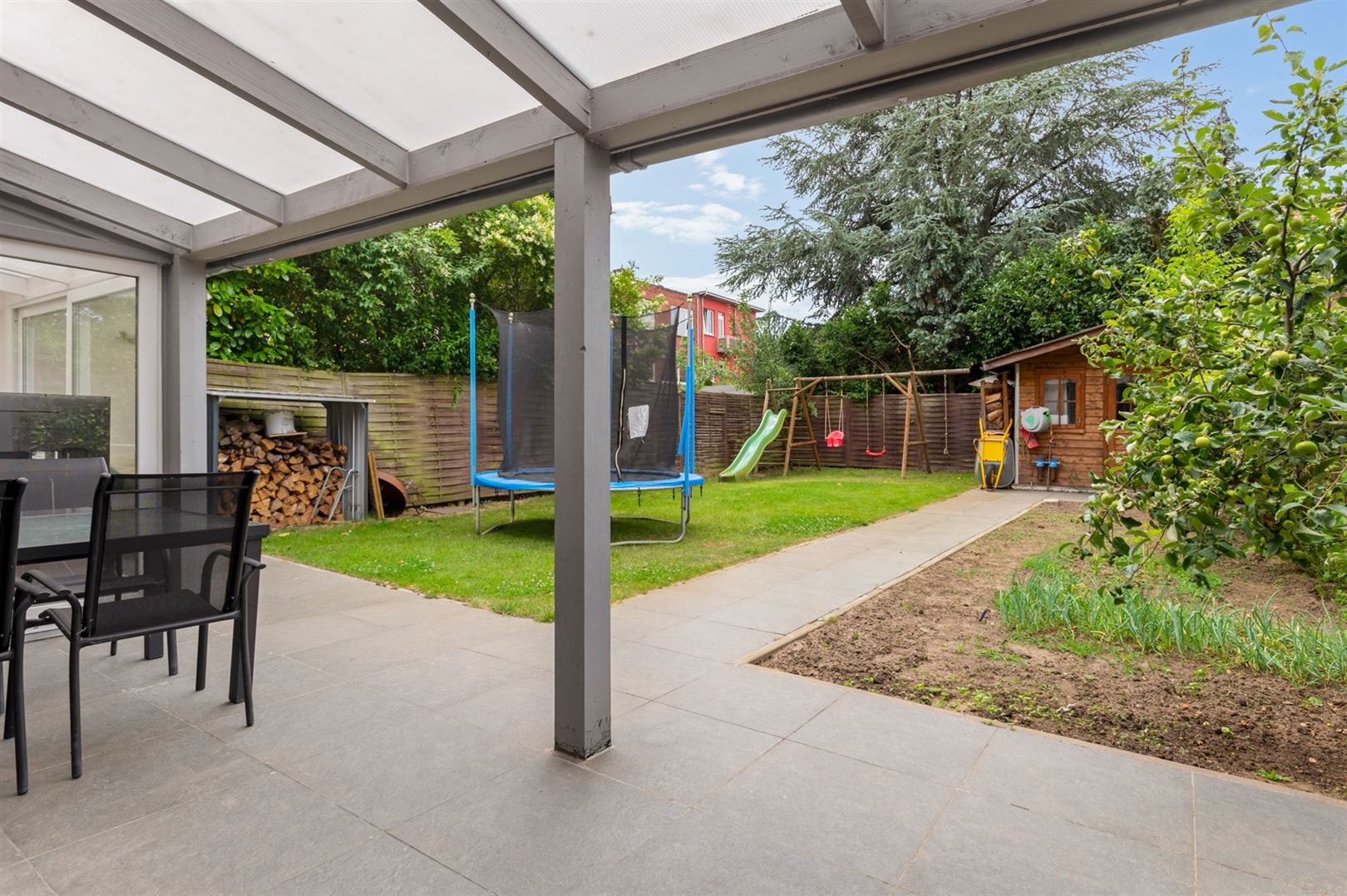 Gerenoveerde halfopen woning op ca. 300m2 met garage en tuin. foto 4