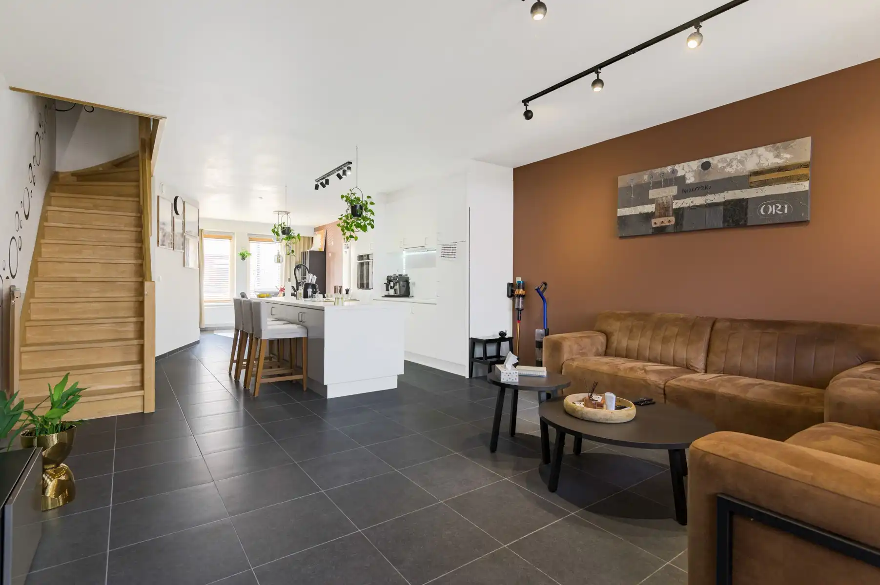 Recente woning op centrale ligging met garage foto 3