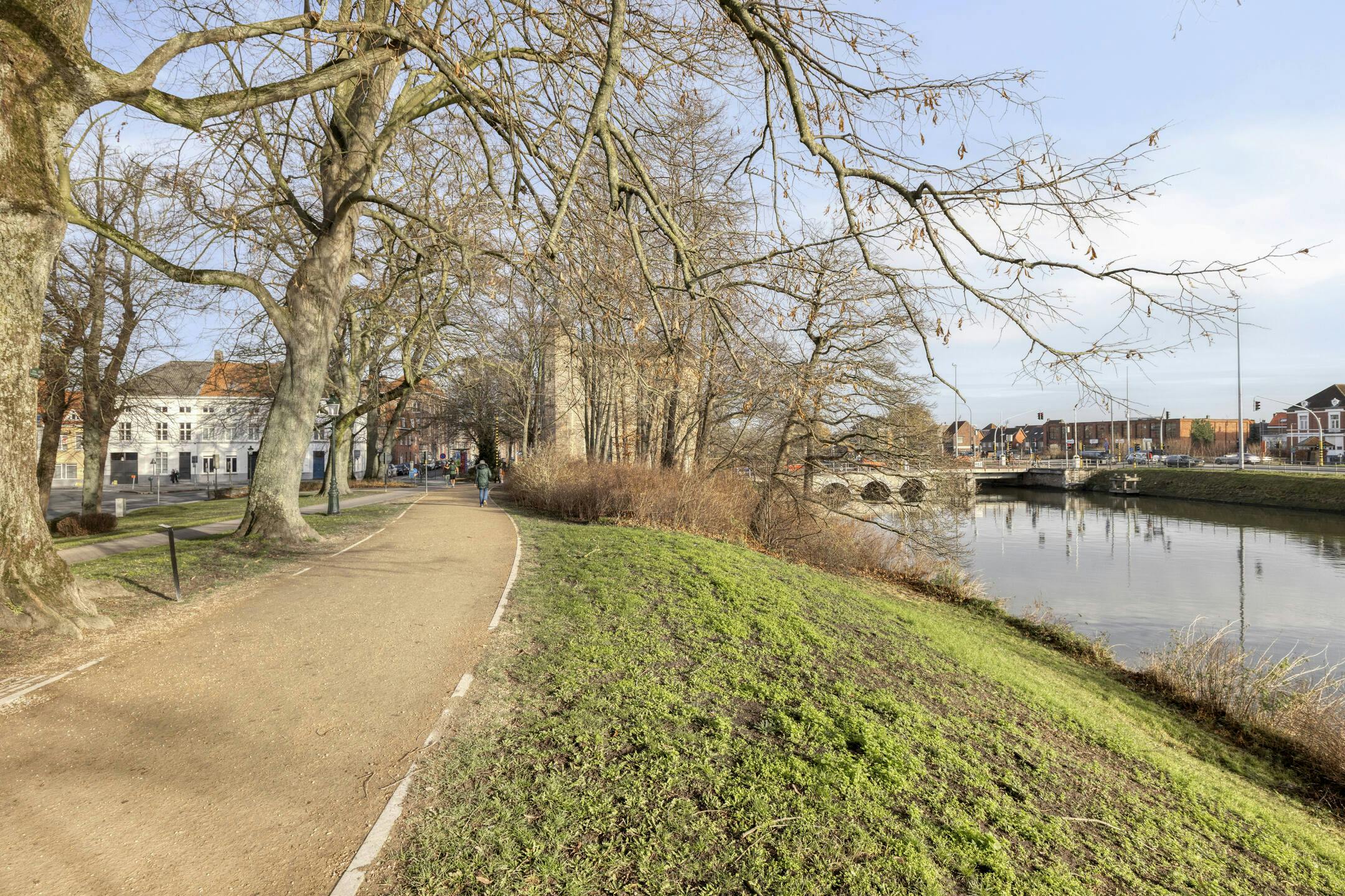 Karaktervol huis te koop aan de vesten in Brugge foto 12