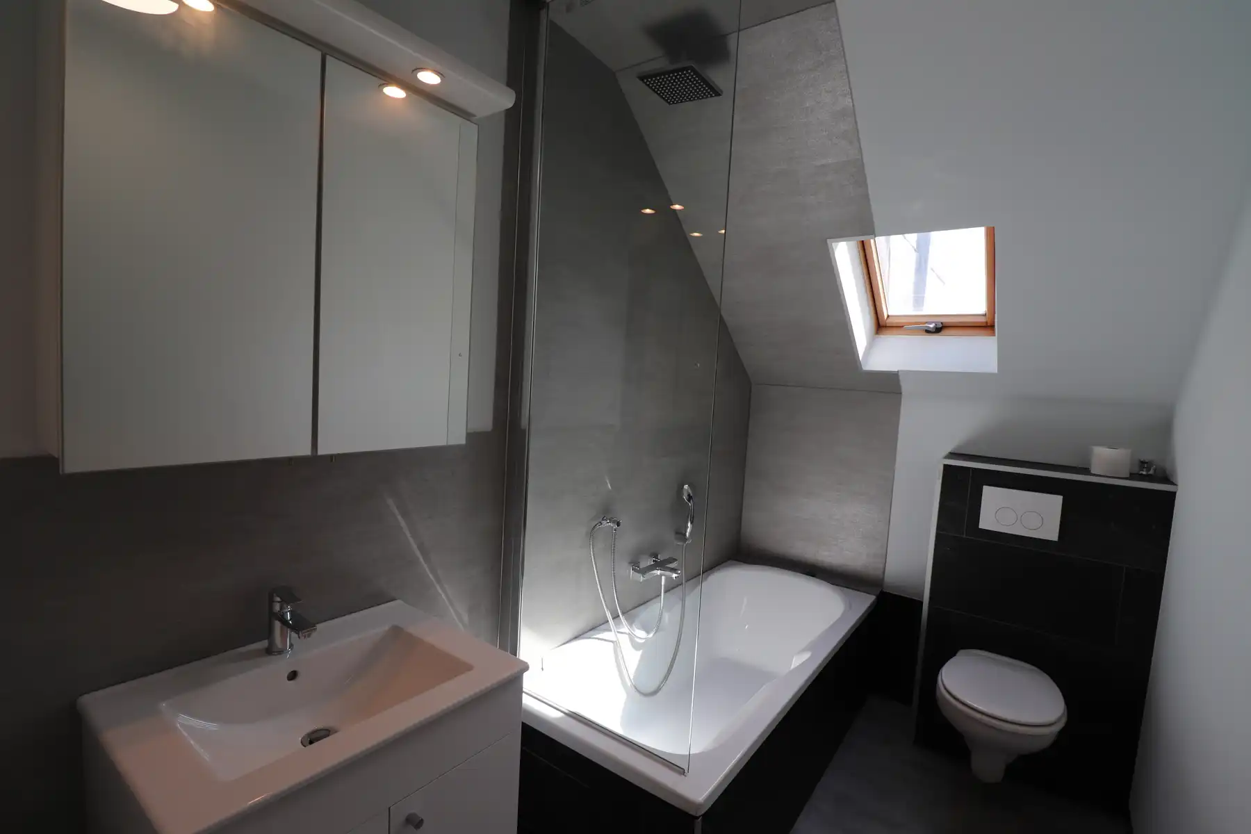 Volledig gerenoveerde woning met stadskoer op een hoekperceel. foto 13