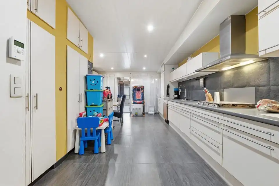 ENERGIEZUINIGE GEZINSWONING MET 3 SLKS, TERRAS EN TUIN IN TONGEREN foto 9