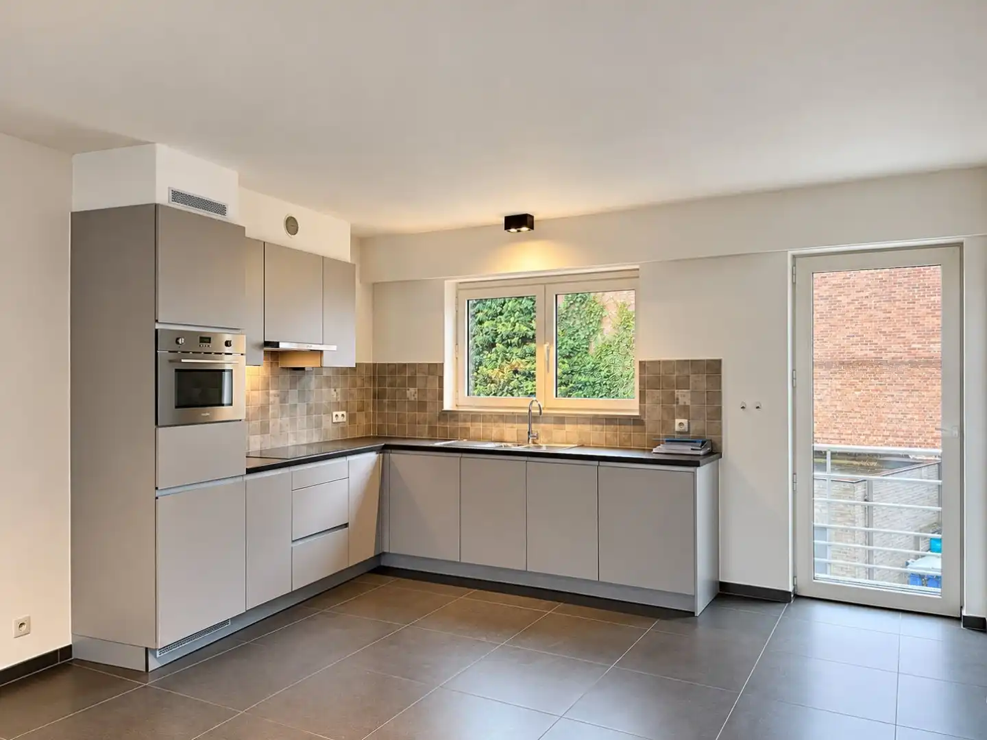 Ruim en instapklaar duplexappartement met 3 slaapkamers en garage in hartje Waarschoot foto 8