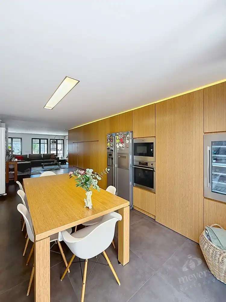 Veelzijdig handelspand met ruim triplex-appartement in hartje Hasselt foto 18