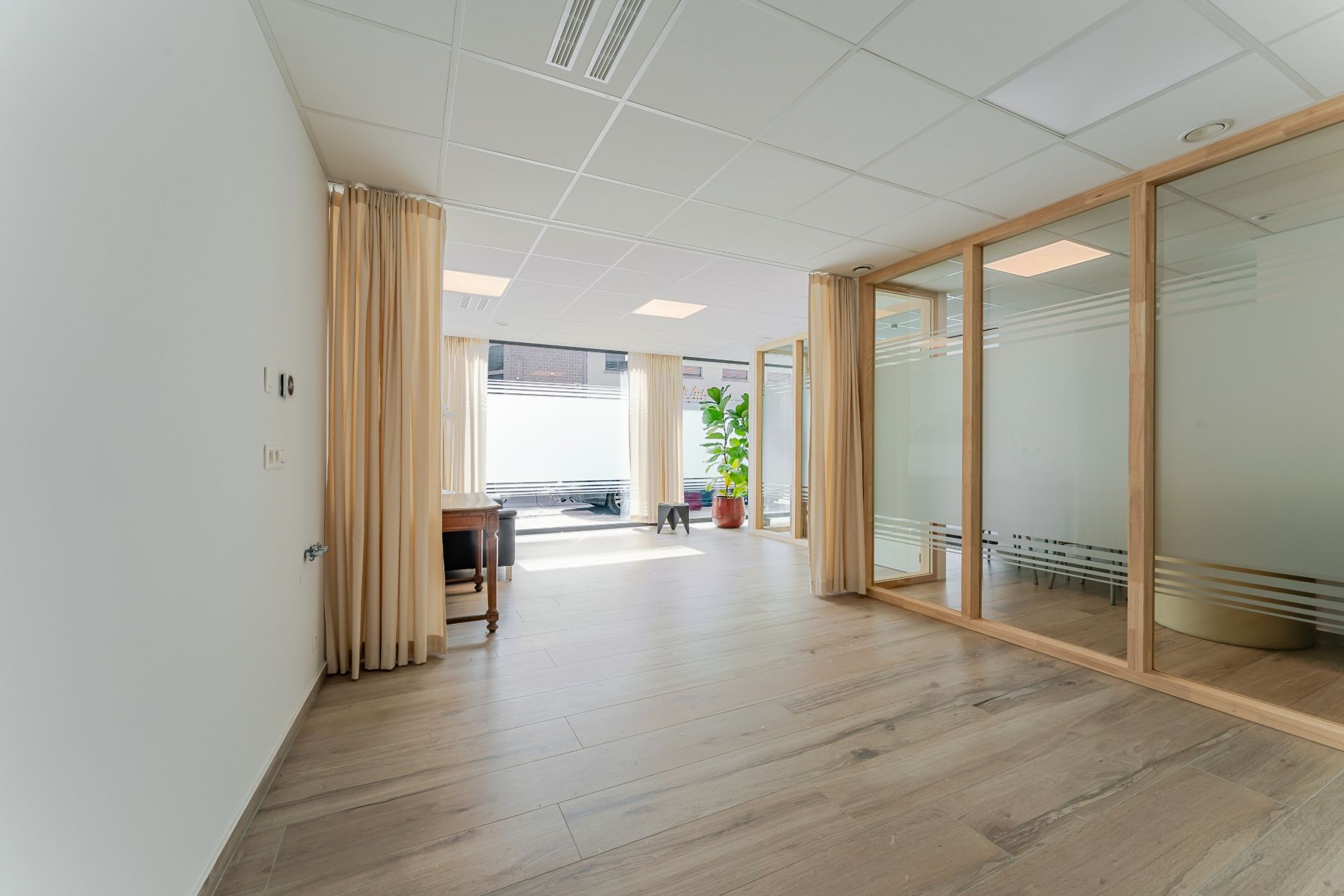 Groot (140m²) gelijkvloers appartement met praktijkruimte, 2 (mog. 3) slaapkamers en ruim terras/koer foto 9