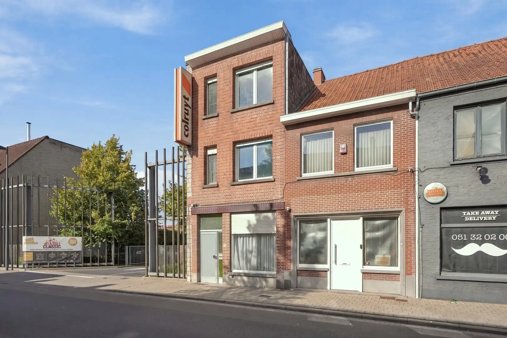 Hoofdfoto van de publicatie: Te renoveren half open bebouwing met uitweg achteraan
