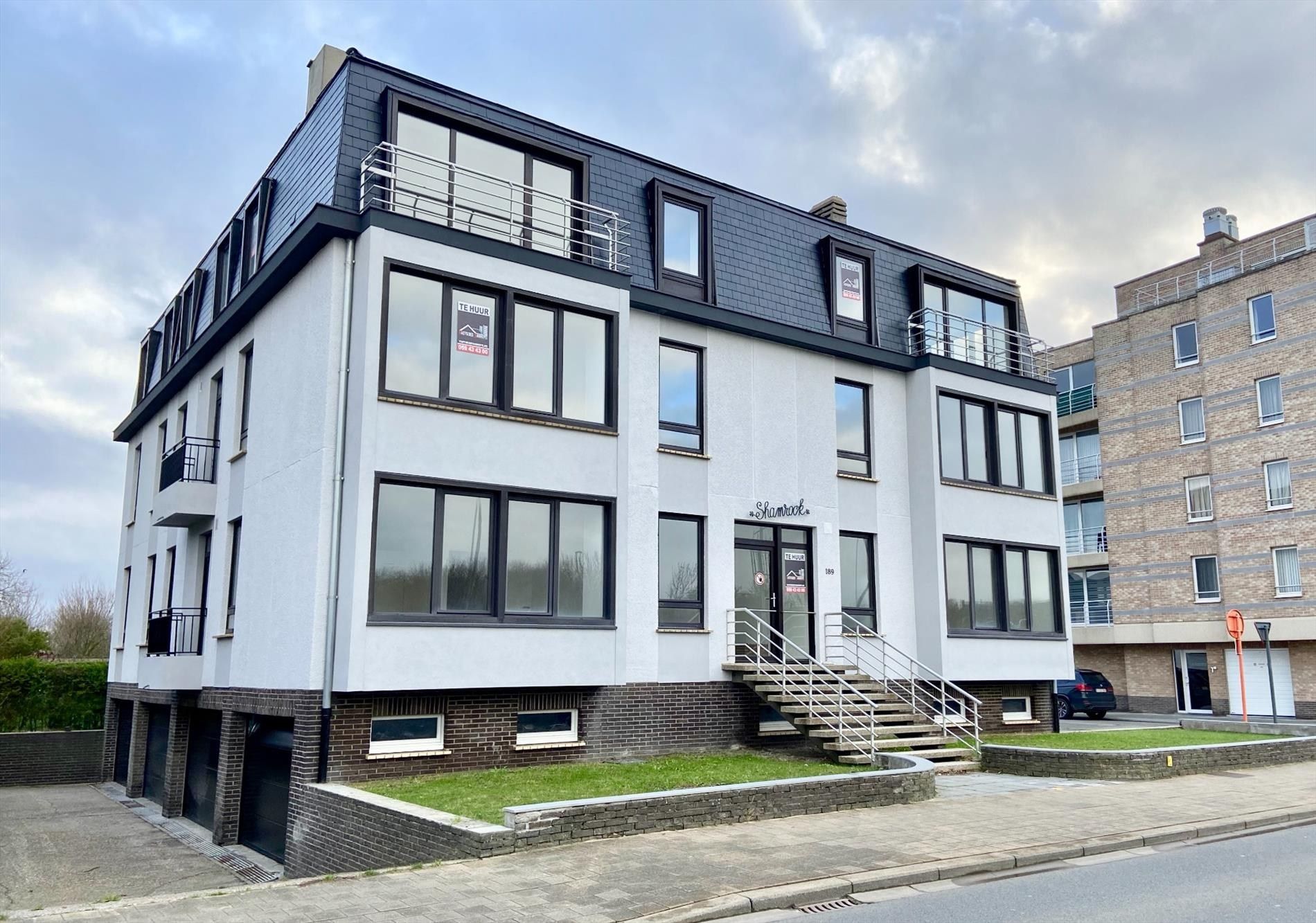 MAGNIFIEK GERENOVEERD APPARTEMENT MET GARAGE OP ZUCHT VAN ZEE foto {{pictureIndex}}