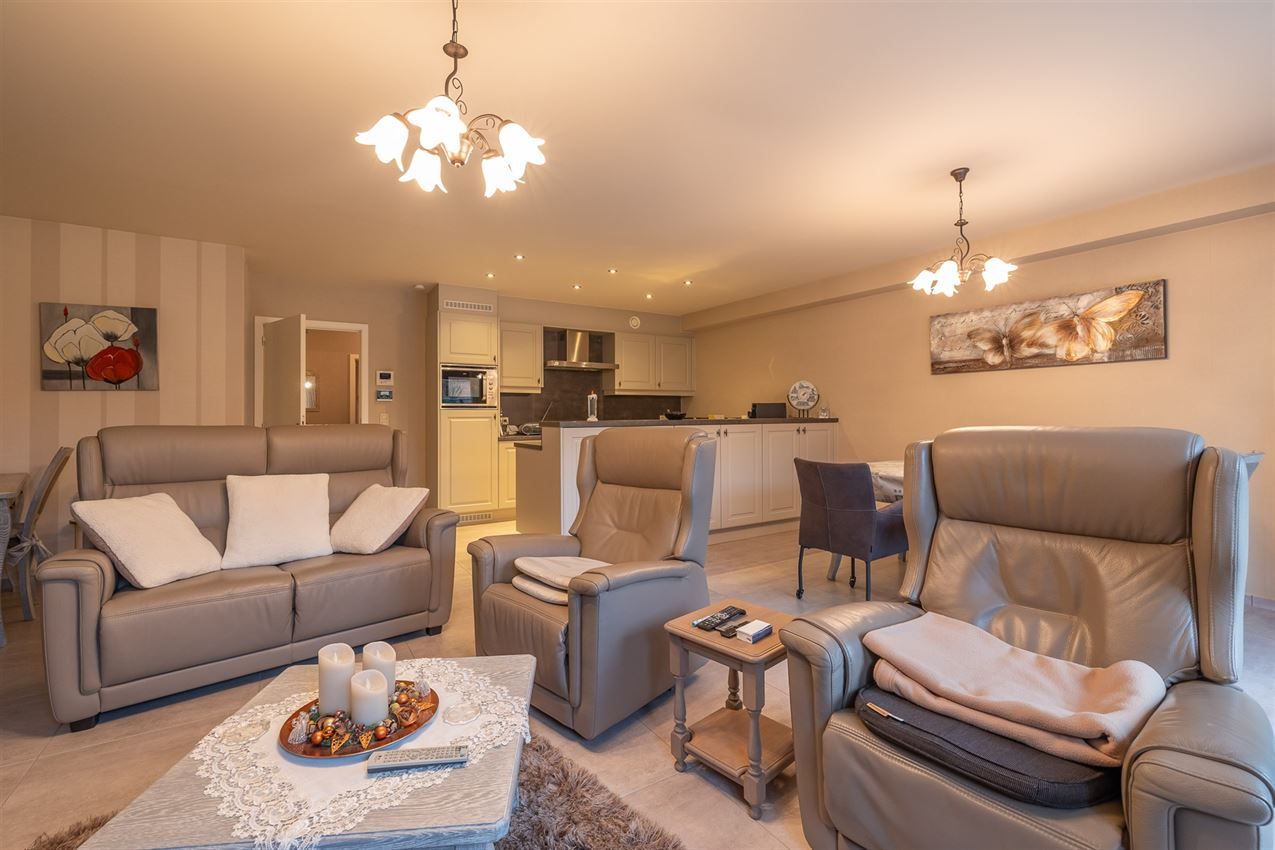 Gelijkvloers tweeslaapkamer appartement met terras en staanplaats in centrum  foto 3