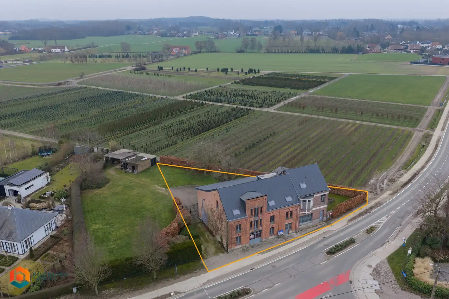 Zonevreemde woning met magazijn te Putte foto 2