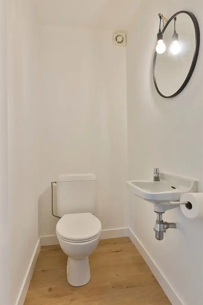 Recent gerenoveerd, ruim en lichtrijk 2-slaapkamerappartement in hartje Maaseik.  foto 16