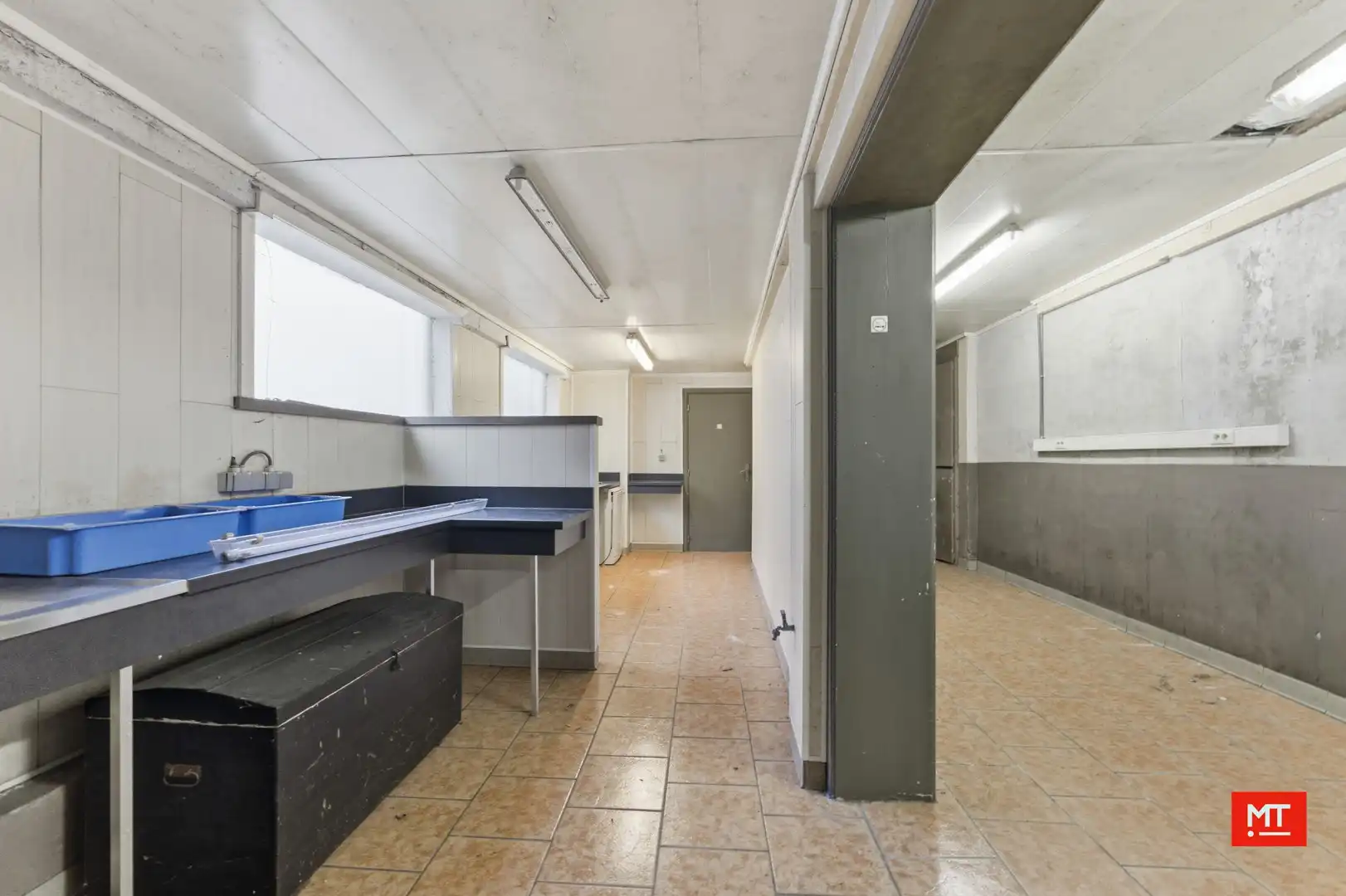 Bijzonder ruim gebouw met magazijn in de dorpskern van Zandvoorde (Zonnebeke) foto 19