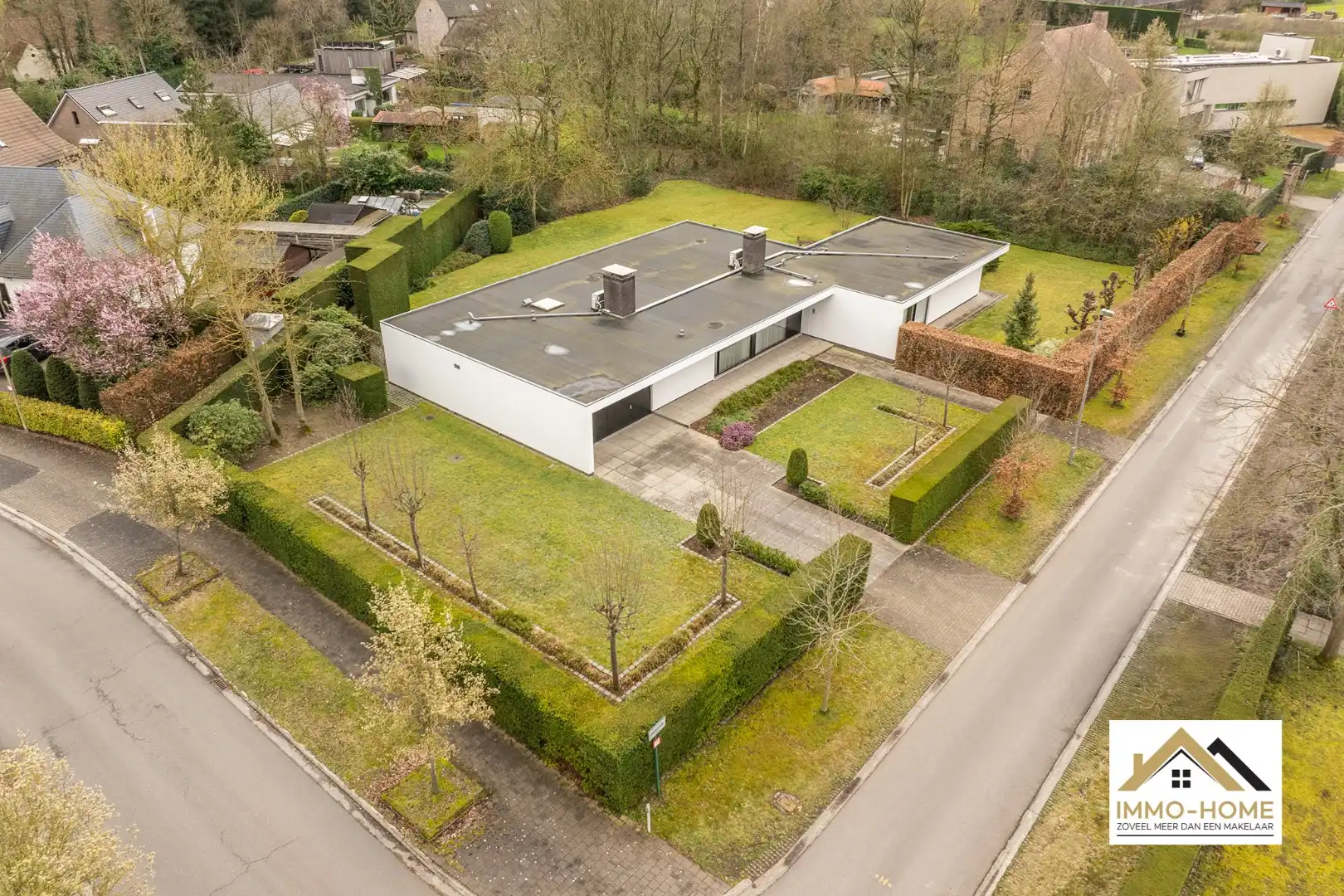 Riante villa in een rustige omgeving te Merelbeke!  foto 2