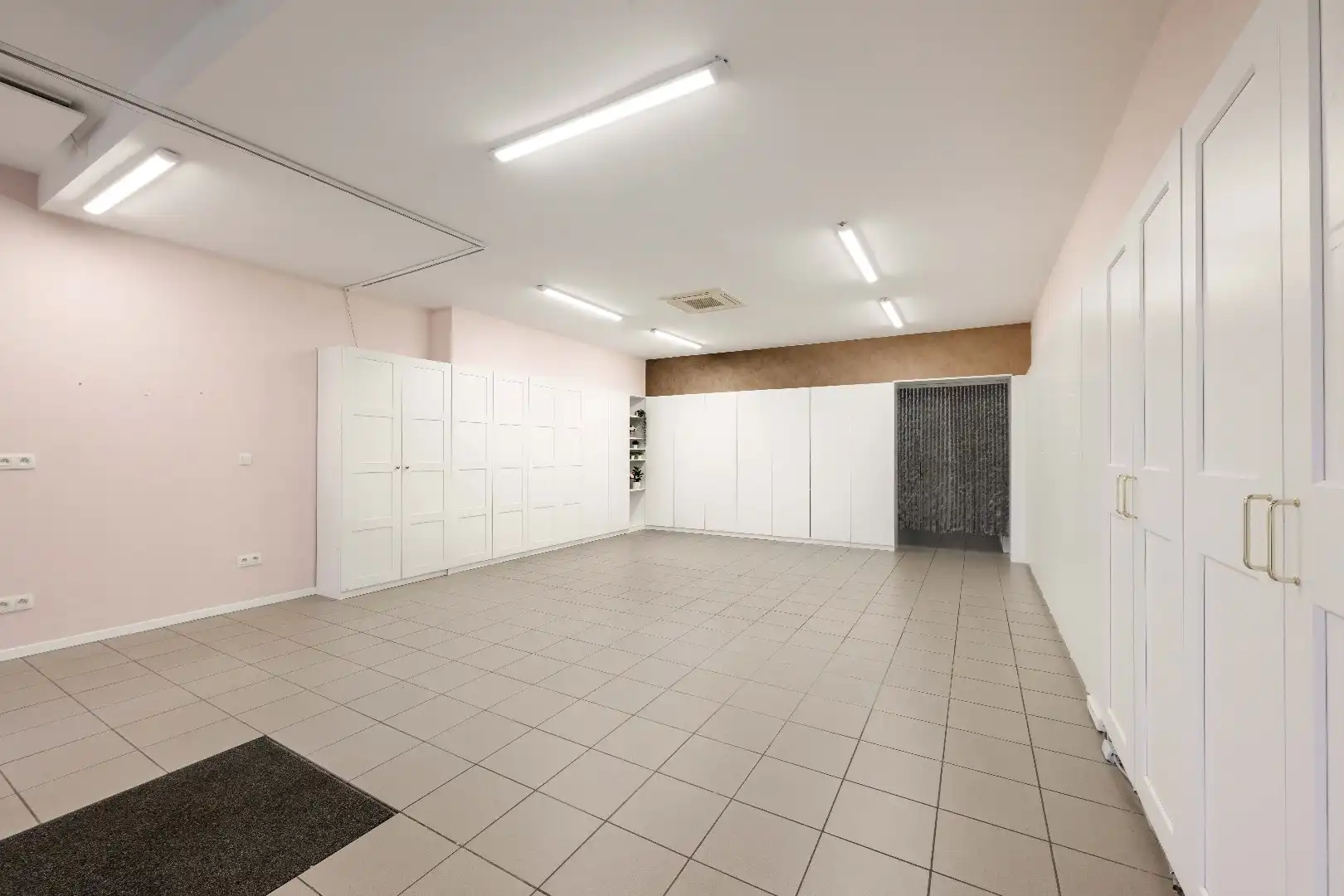 INSTAPKLAAR HANDELSPAND (65 m²) IN HET CENTRUM VAN PITTEM foto 6