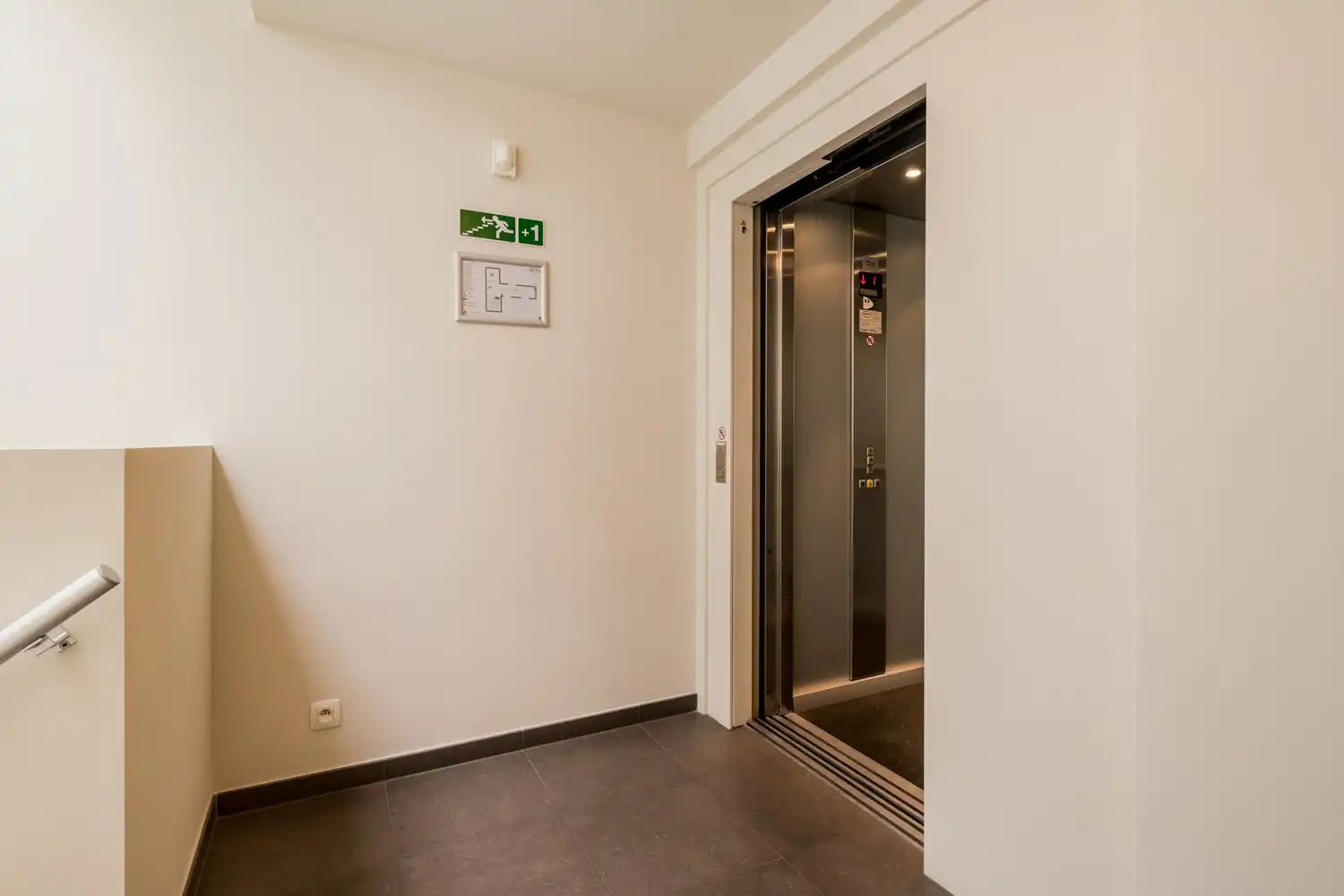 Lichtrijk hoekappartement in recent gebouw foto 23