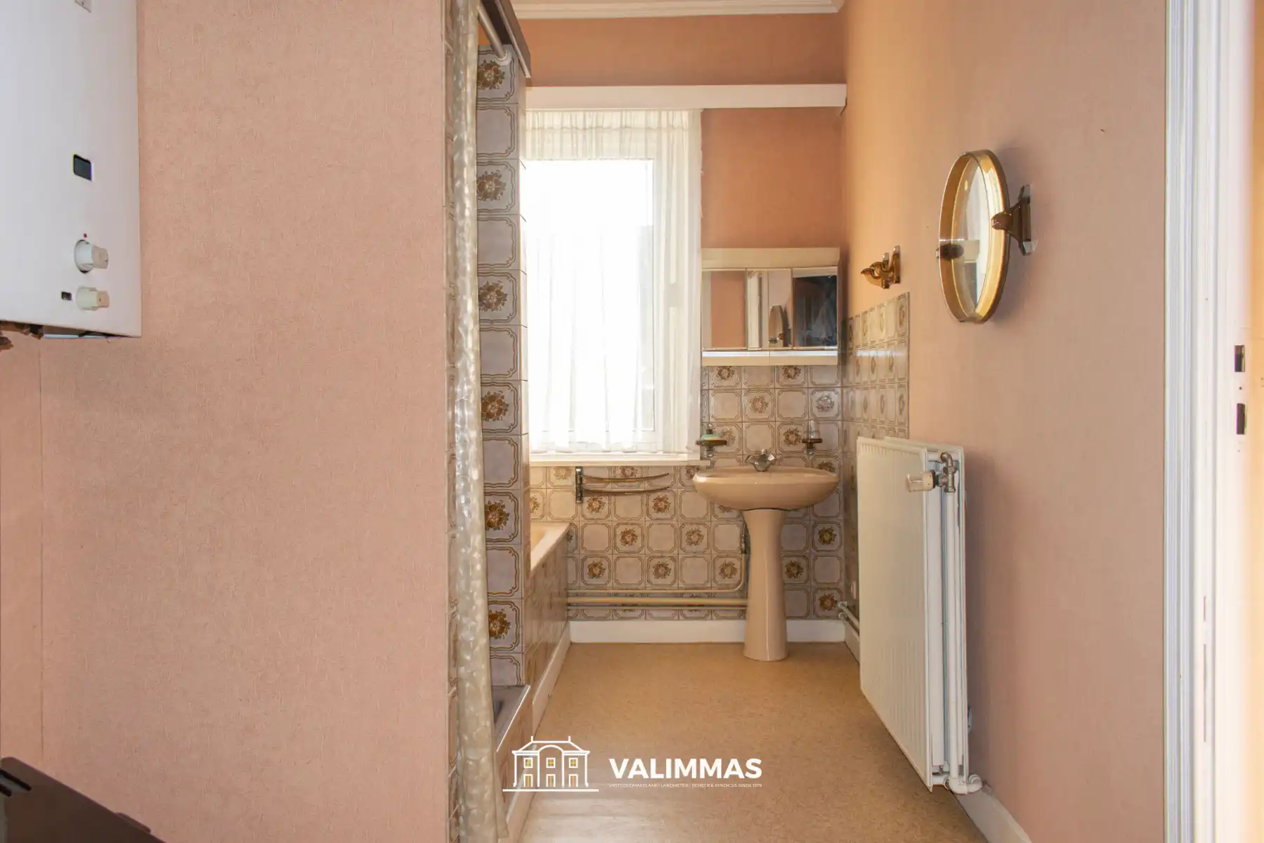 Ruime en verzorgde rijwoning met overdekte koer en garage... foto 11