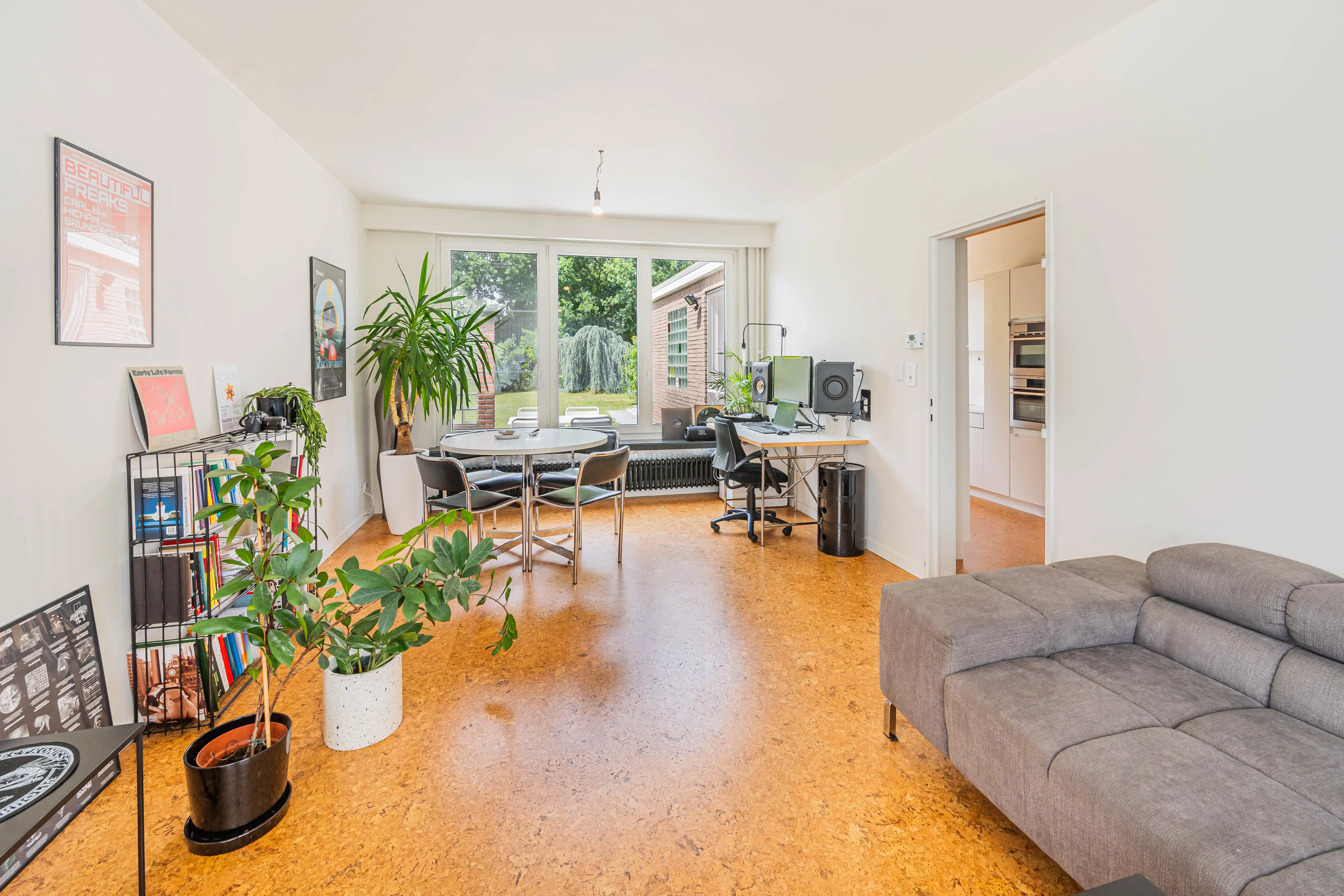 Trendy instapklare gezinswoning met ruime en groene tuin! foto 4