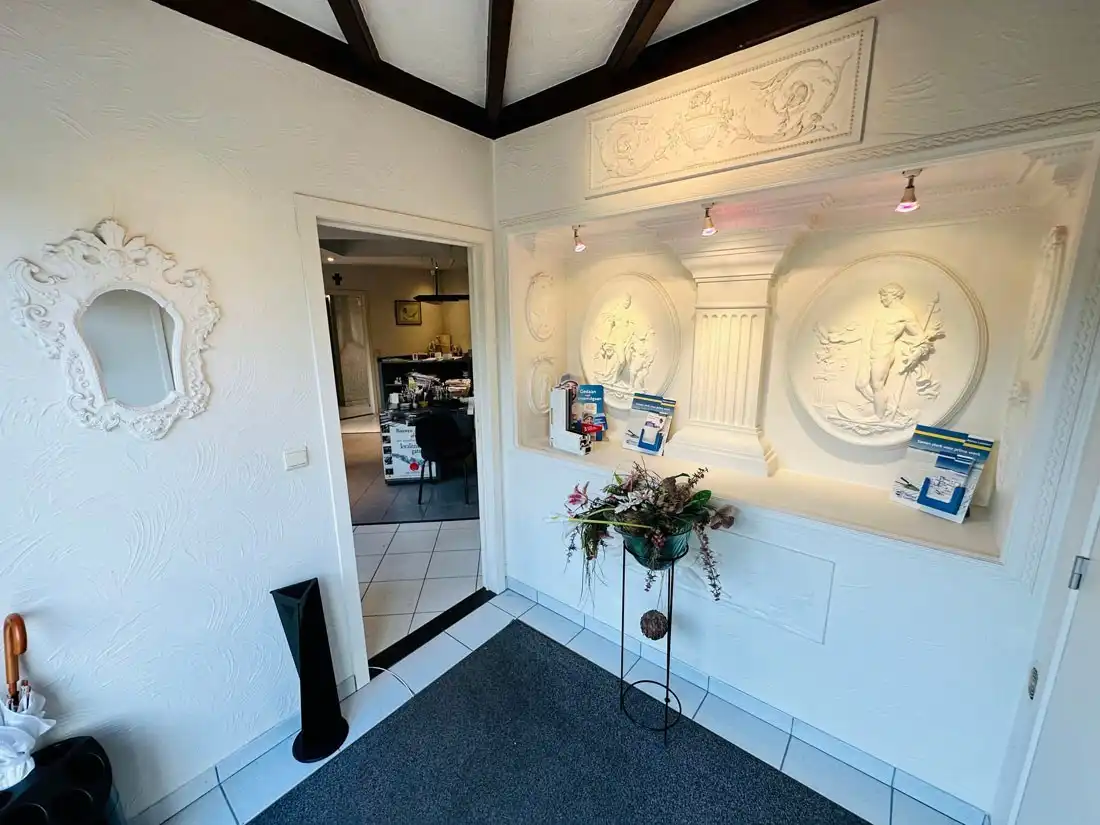 Ruim magazijn met kantoren met veel potentieel te Kuringen foto 4