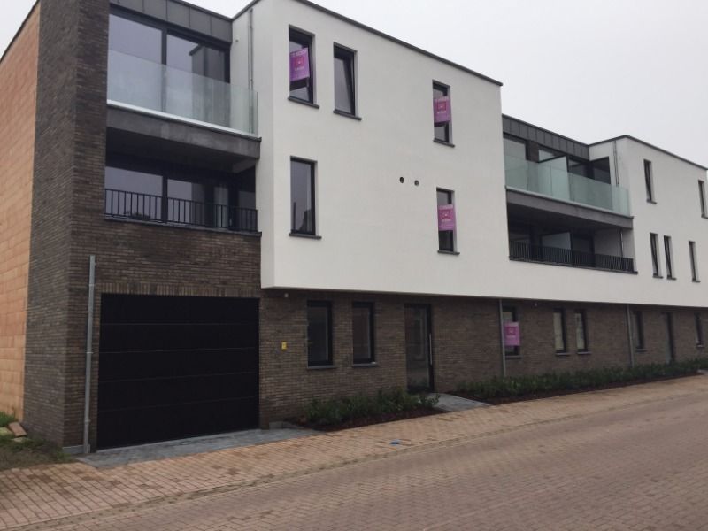 Recent, instapklaar 2-slpk appartement met terras/tuin en 2 parkeerplaatsen foto {{pictureIndex}}