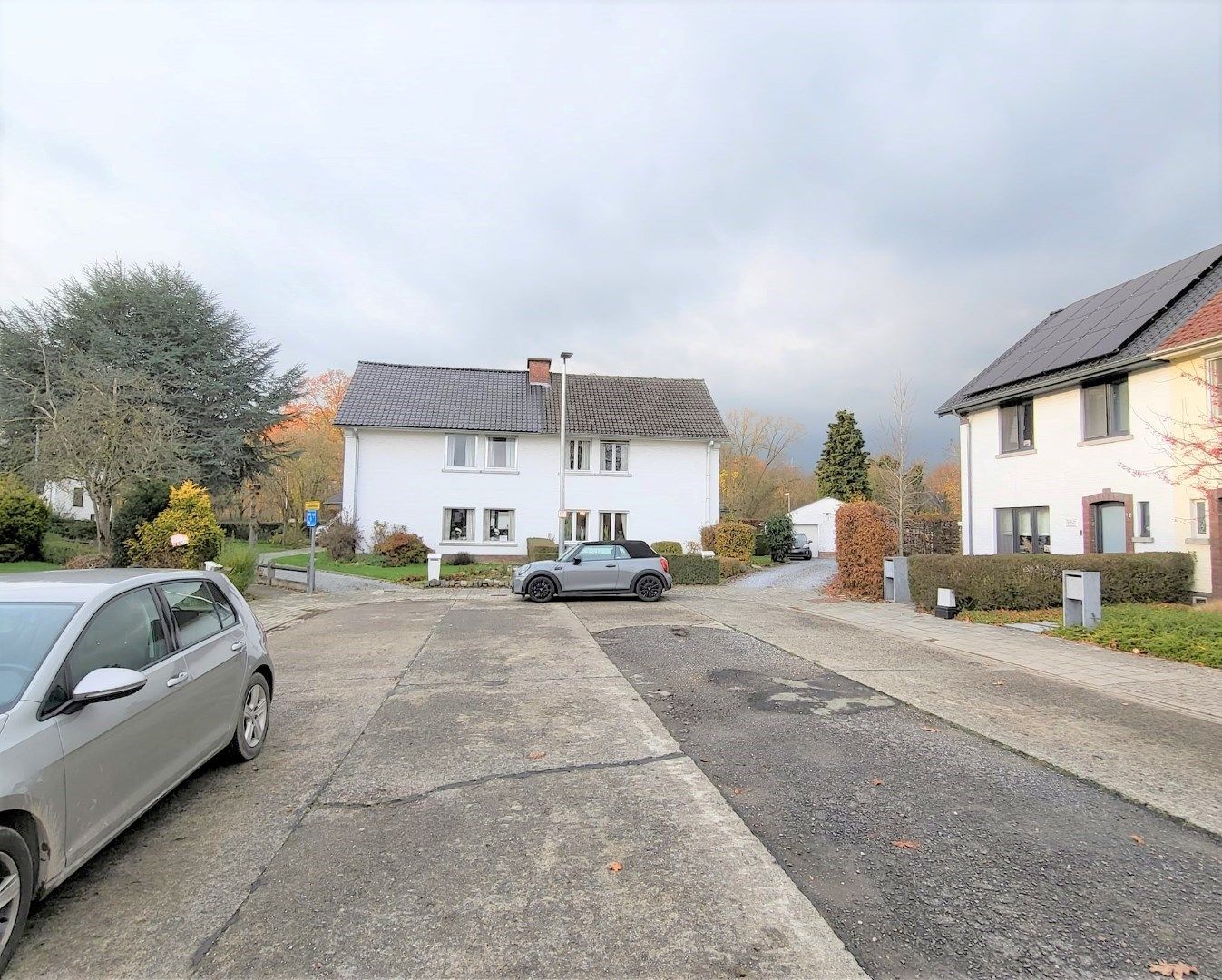 Halfopen bebouwing met garage en schitterende tuin. foto 4