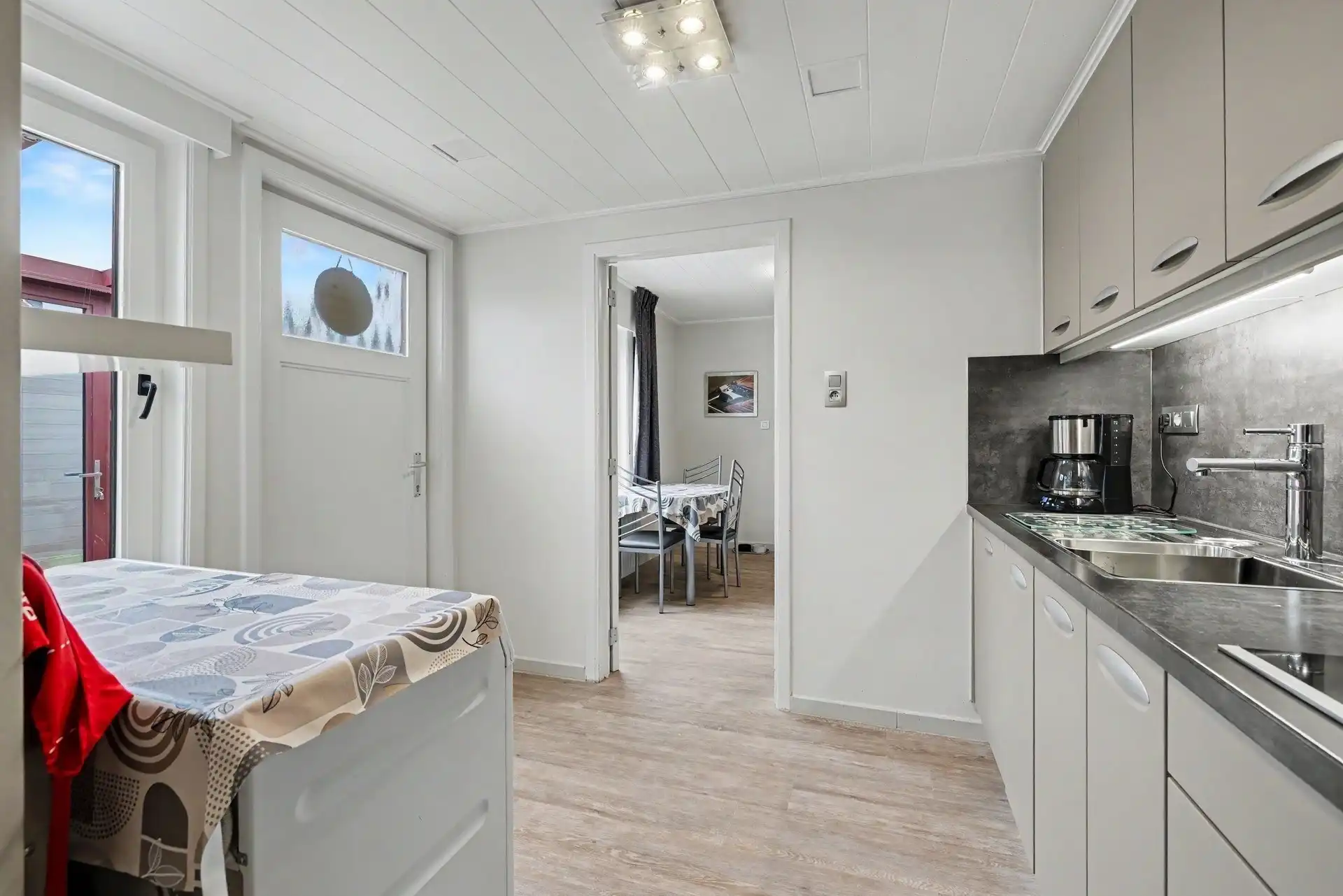 Goed gelegen halfopen bebouwing met ruime oprit, 3 slaapkamers en tuin foto 9