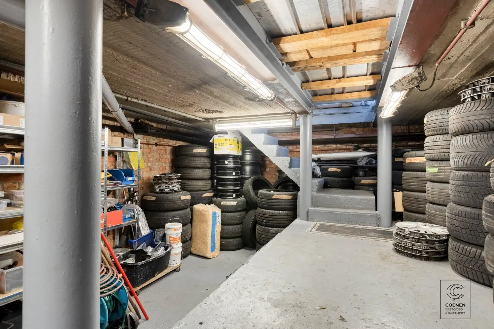 Commercieel pand/autogarage op een uitstekende locatie te Deurne! foto 8