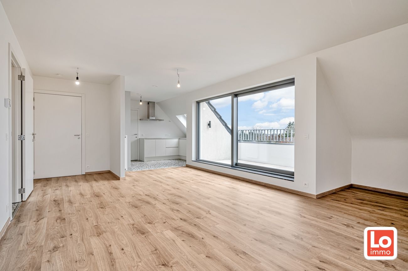 VERKOCHT! Modern 1-slaapkamer appartement met zuidgericht terras en overdekte autostaanplaats in hartje Zeveneken! foto 2