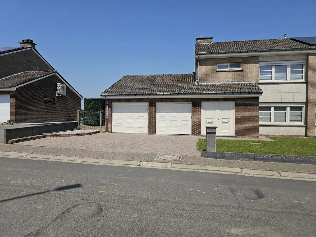 Woning (HOB) met tuin en dubbele garage foto 2