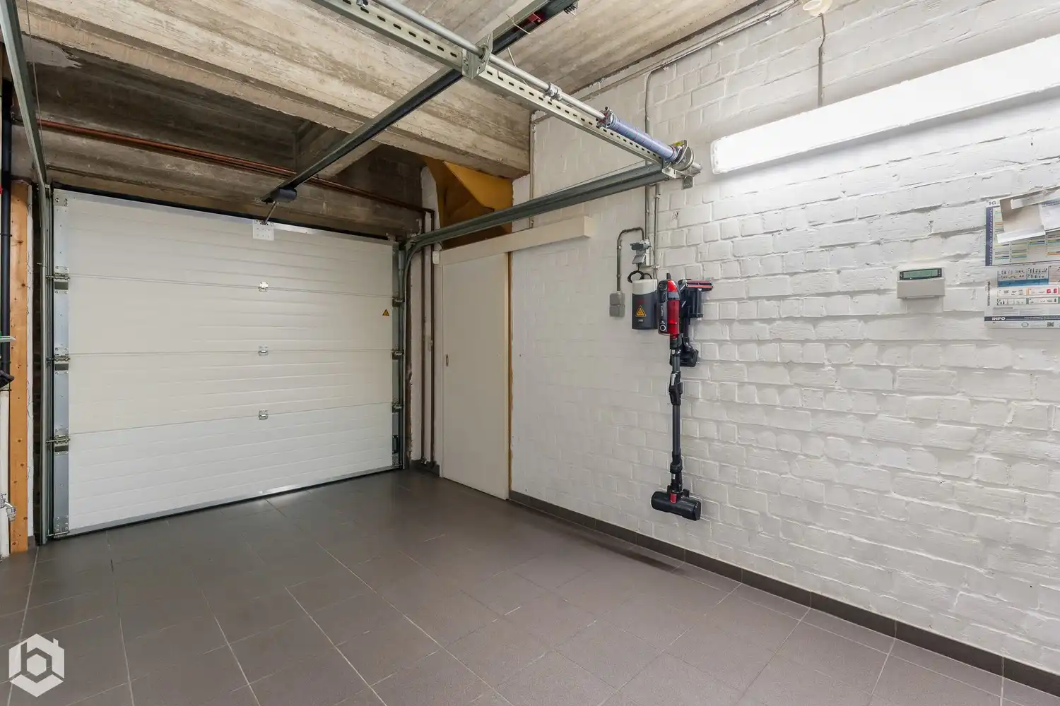 Exclusief gelijkvloers appartement met 2slpkrs, prachtige tuin en zwembad foto 22