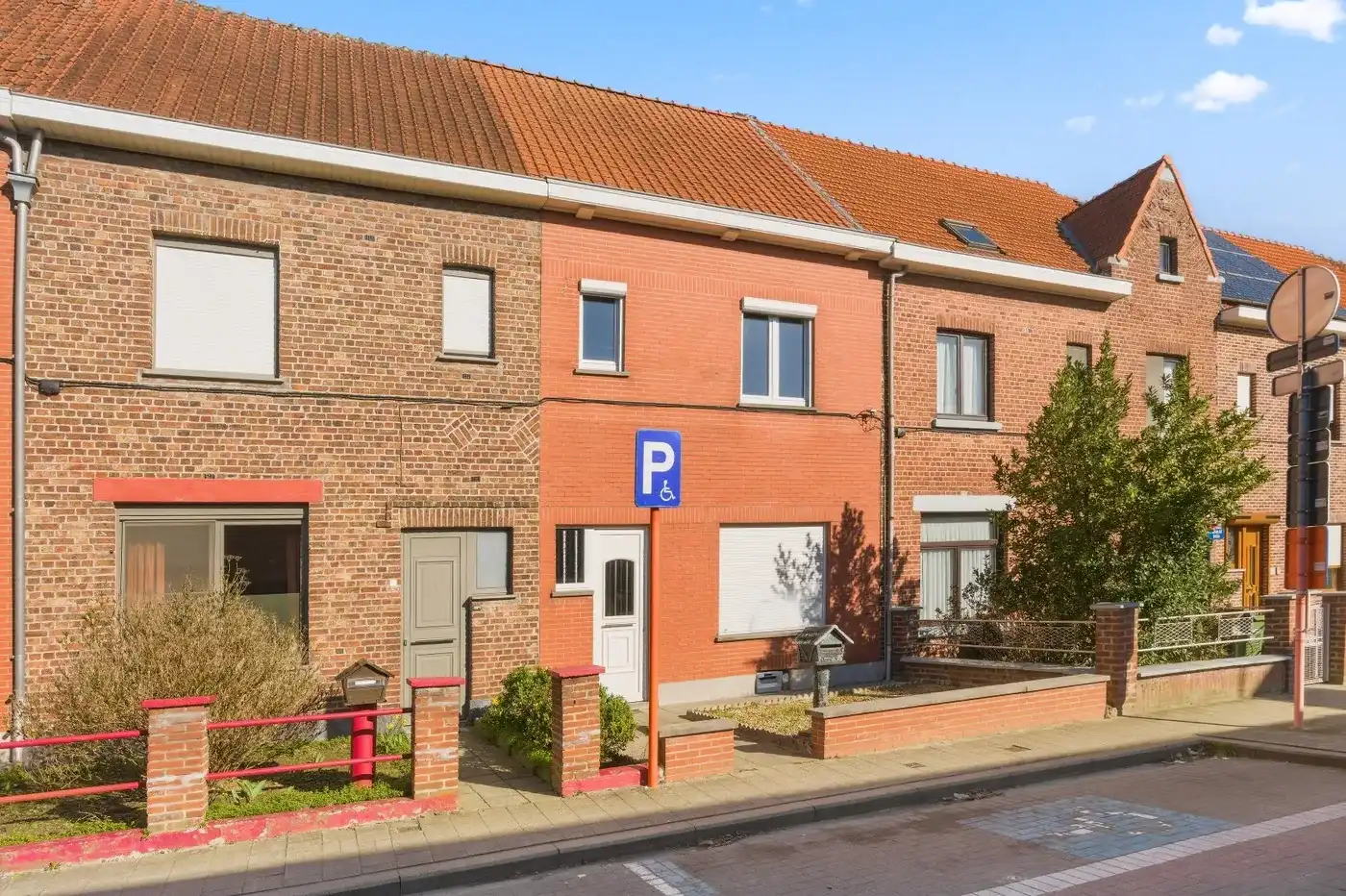 Op te frissen gezinswoning met grote tuin en dubbele garage foto 5