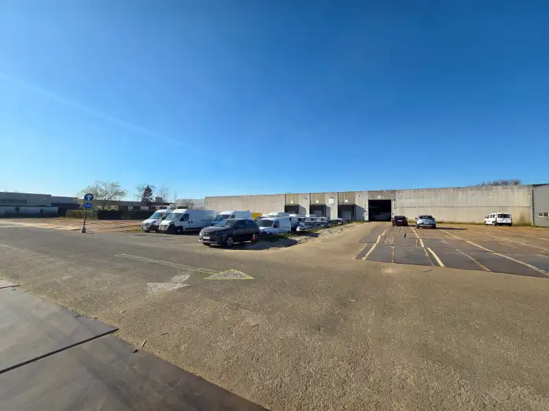 Magazijn met kantoren te huur foto 11