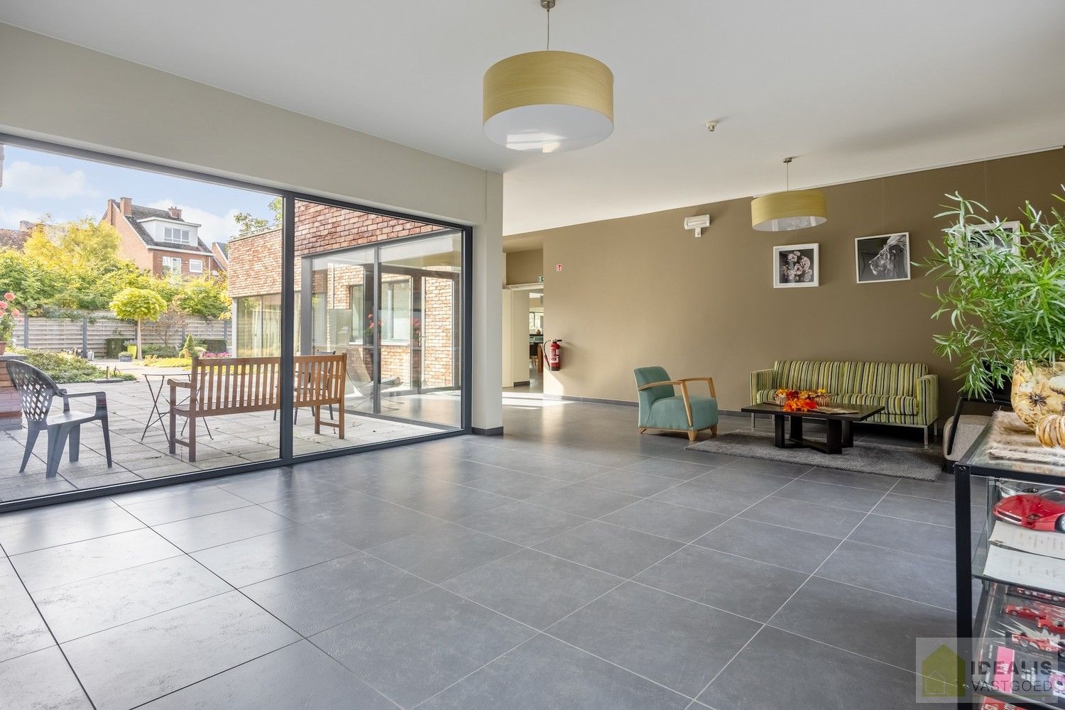 IDEALIS VASTGOED – HOOGWAARDIG AFGEWERKTE ASSISTENTIE-APPARTEMENT IN RESIDENTIE NUMA OP EEN TOPLOCATIE. Gelegen op de 2de verdieping met een bewoonbare oppervlakte van ca. 60m² biedt dit knappe assistentie-appartement een aangename leefruimte met aansluitend een zonnig overdekt terras, uitgeruste keuken en een ruime slaapkamer met veel lichtinval! Daarnaast kan er gebruik gemaakt worden van de talrijke gemeenschappelijke ruimtes en kan men aangenaam vertoeven in de prachtige gemeenschappelijke tuin, een oase van rust! foto 20