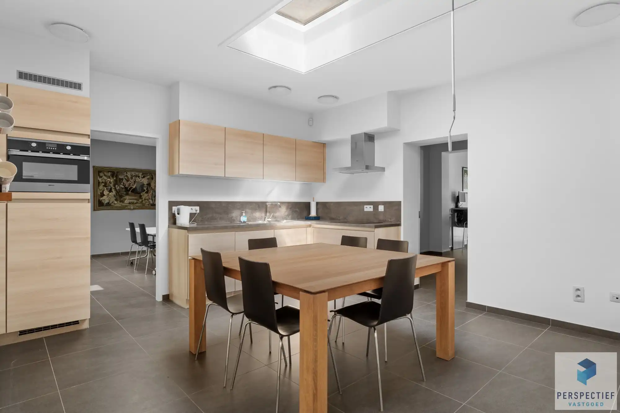 Veelzijdig handelshuis/kantoorgebouw foto 10