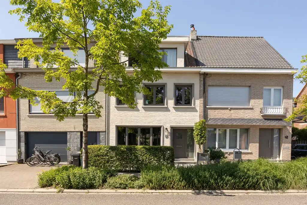 Instapklare gezinswoning met groene tuin foto 25