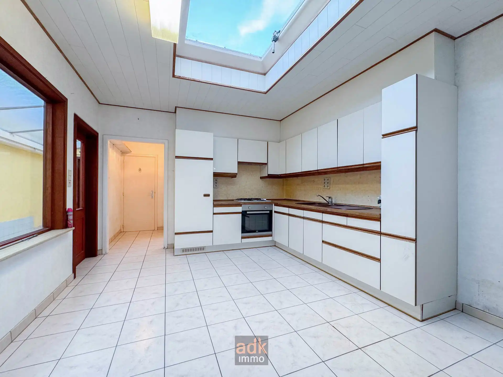 Herenhuis te koop met zuidwest gerichte tuin en parkeerplaats. Vernieuwd dak, nieuwe elektriciteit & nieuwe aardgas-CV foto 11