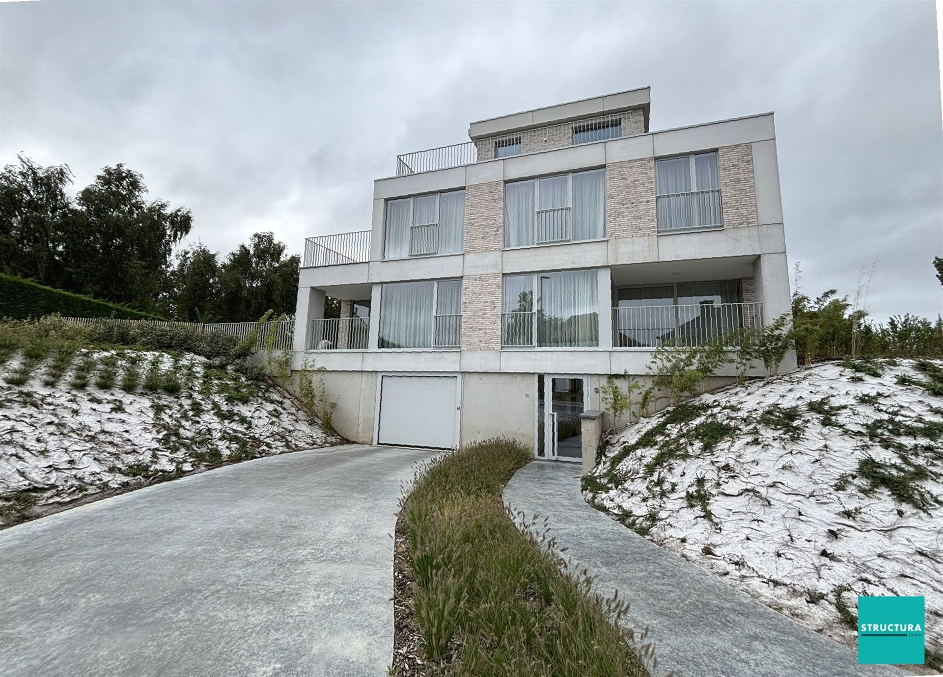 Ruim nieuwbouw appartement met tuin en staanplaats foto {{pictureIndex}}