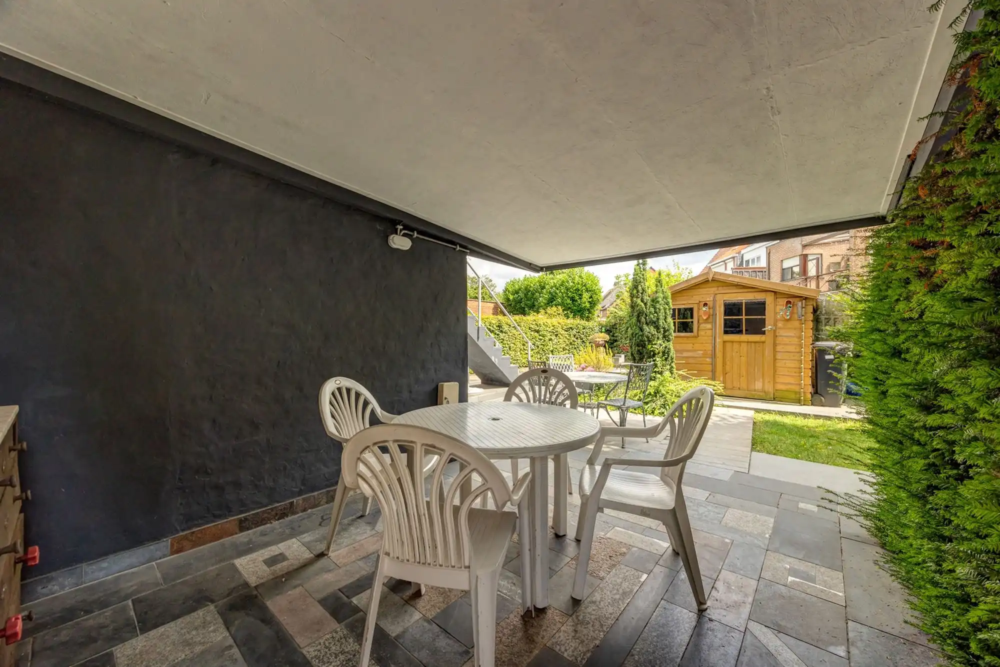 Gedeeltelijk gerenoveerde tweewoonst met tuin en garage foto 28