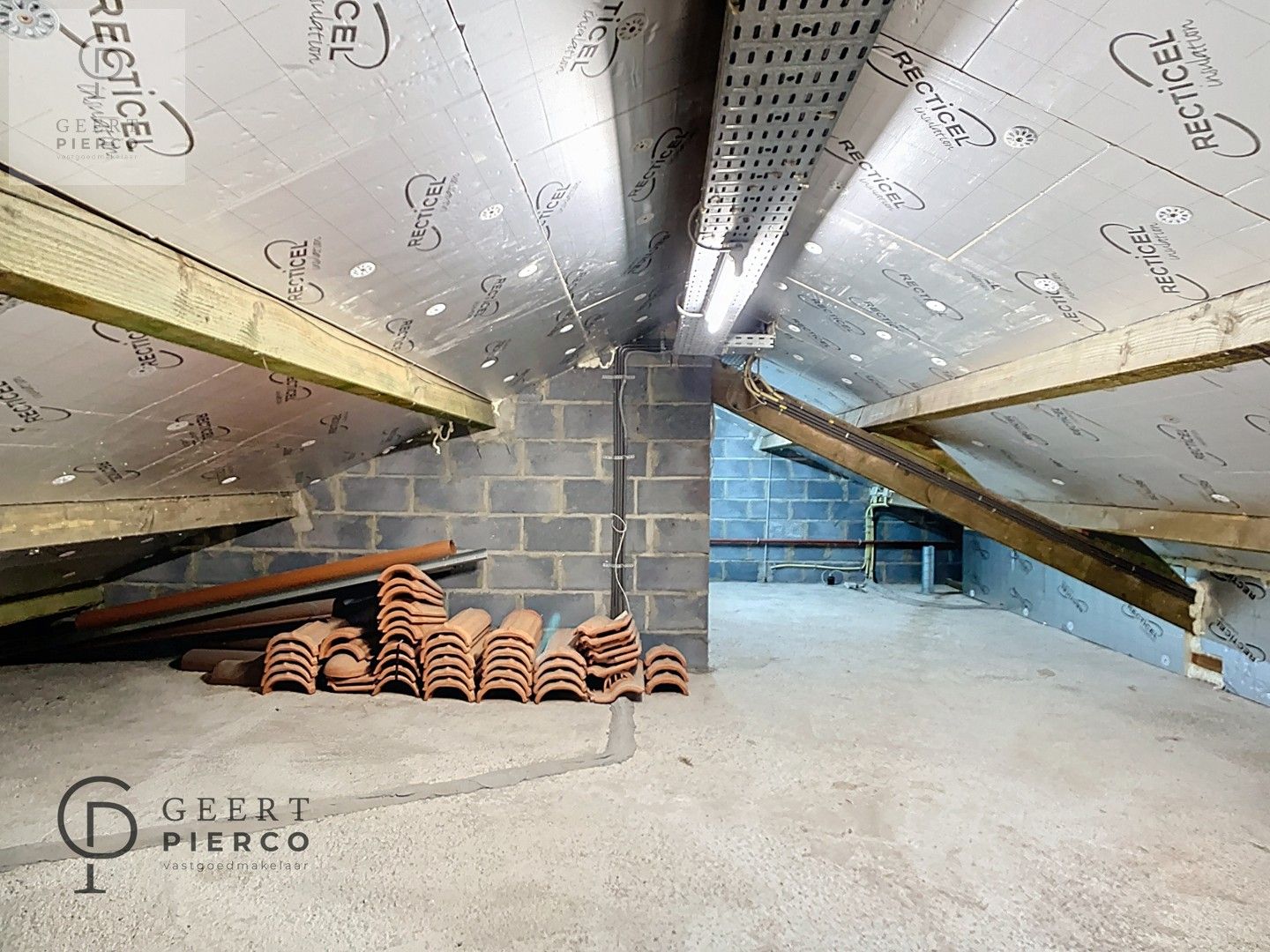 Ruime bungalow met drie slaapkamers en inpandige garage op een perceel van 10a37ca. foto 29