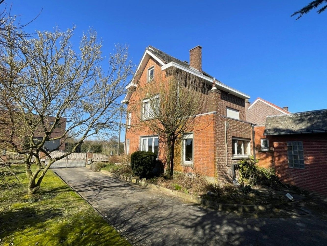 Hoofdfoto van de publicatie: Ruime, te renoveren woning met veel potentieel op 10a14ca